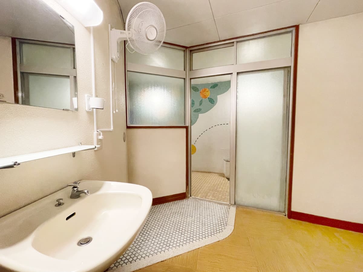 Family bath (changing room)