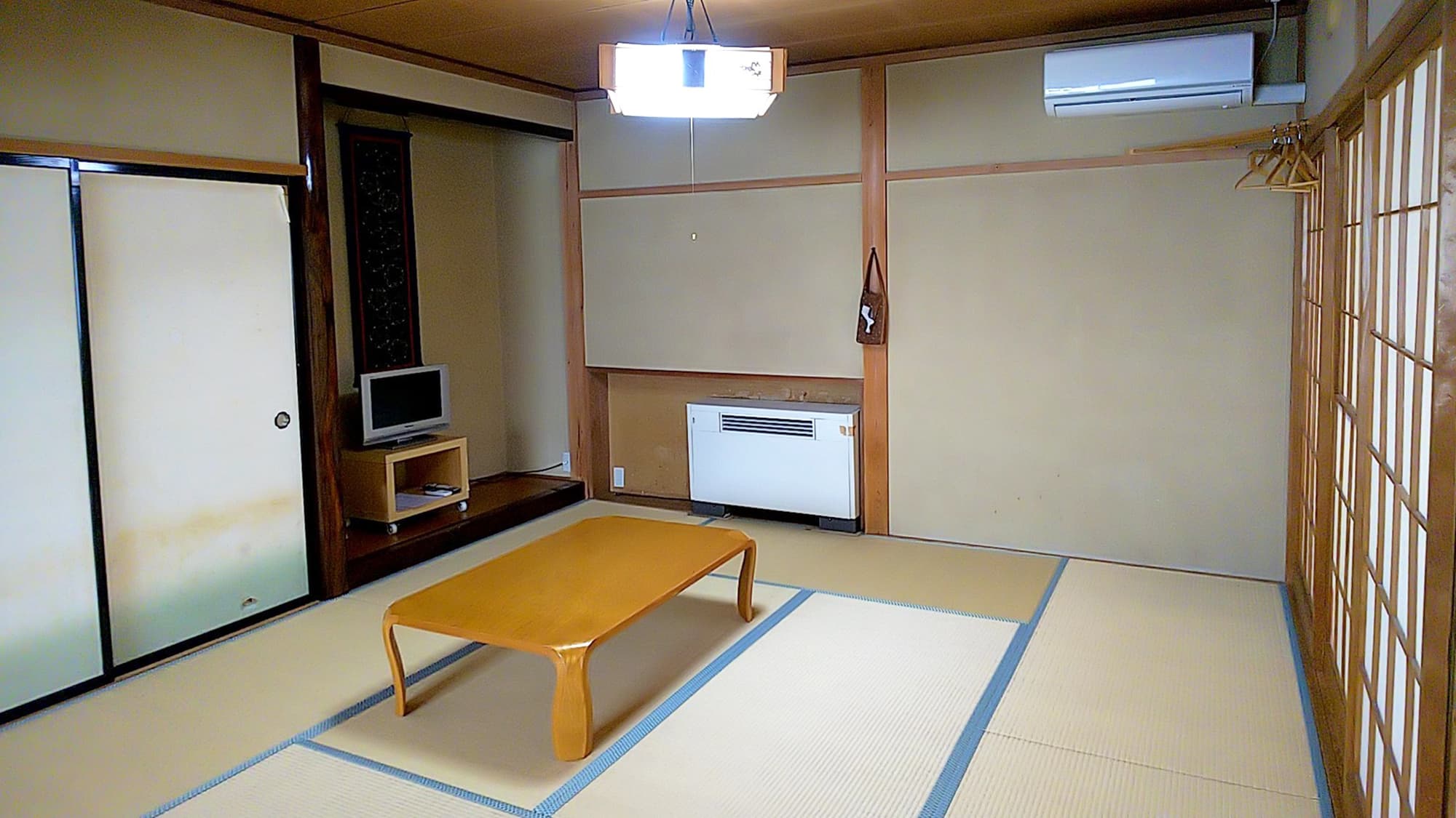 Japanese-style room (8 tatami mats) (shared bath and toilet)