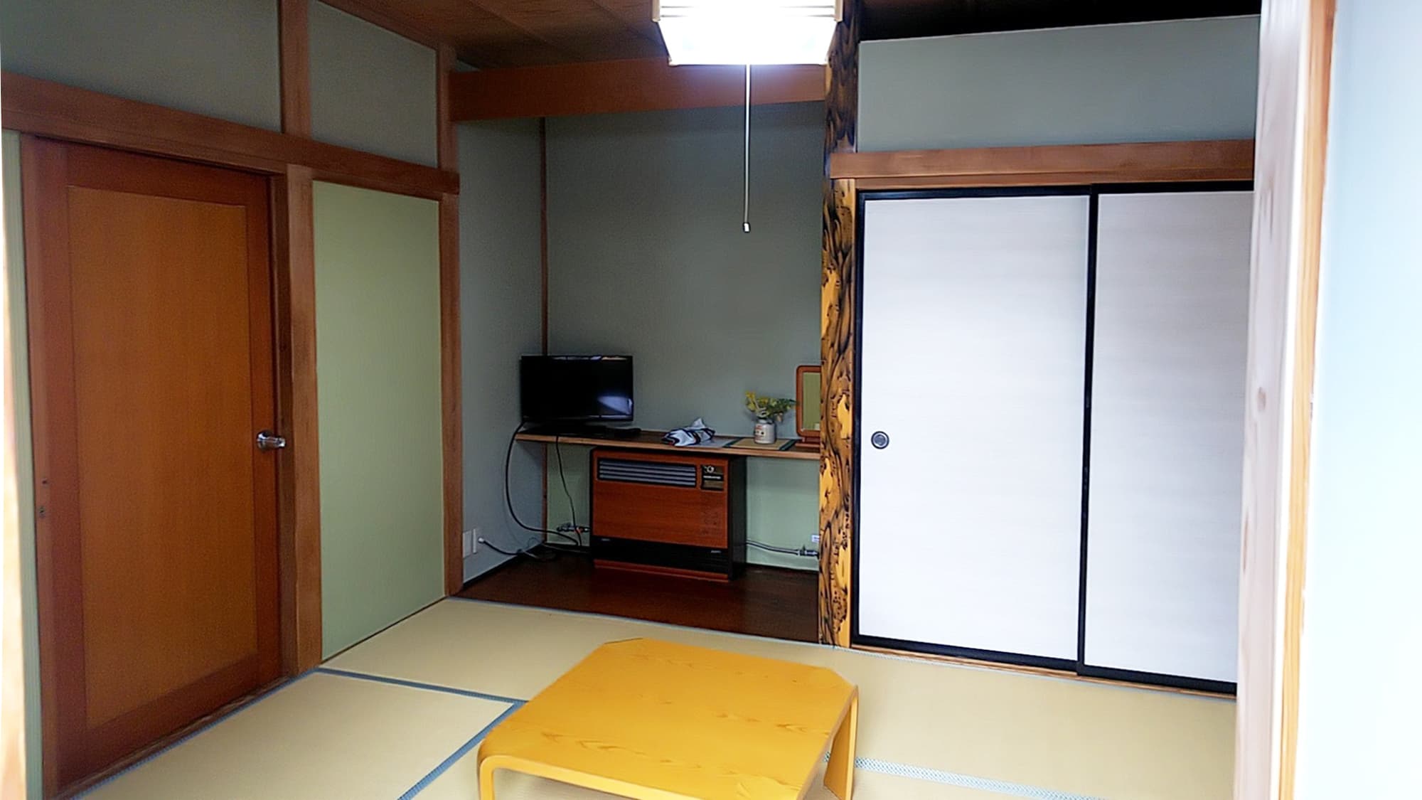Japanese-style room (6 tatami mats) (shared bathroom and toilet)
