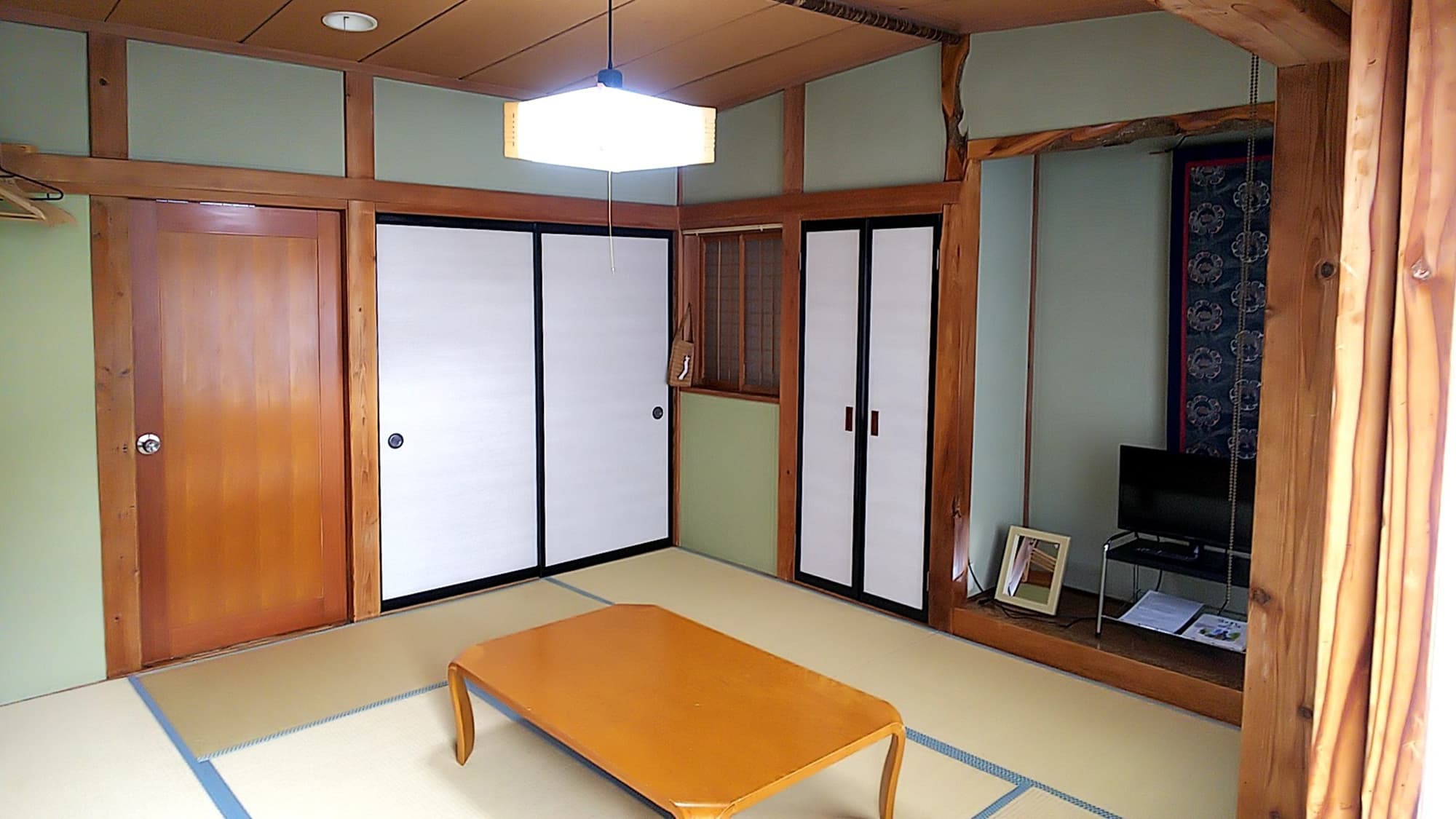 Japanese-style room (8 tatami mats) (shared bath and toilet)