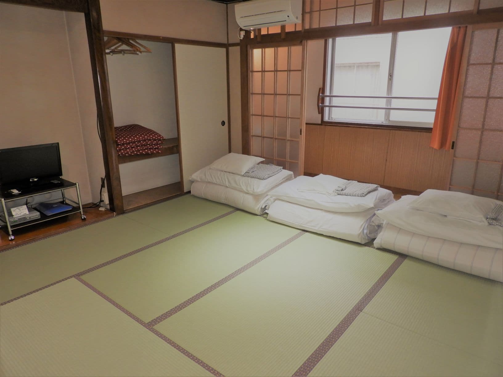 Japanese-style room (8 tatami mats)