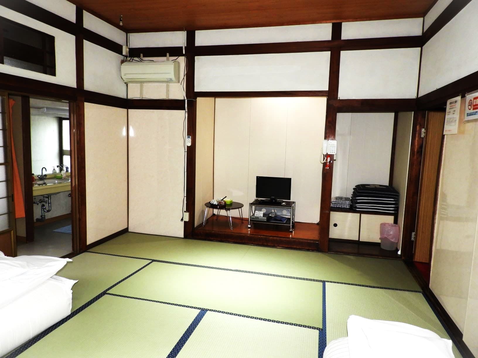 Japanese-style room (10 tatami mats)