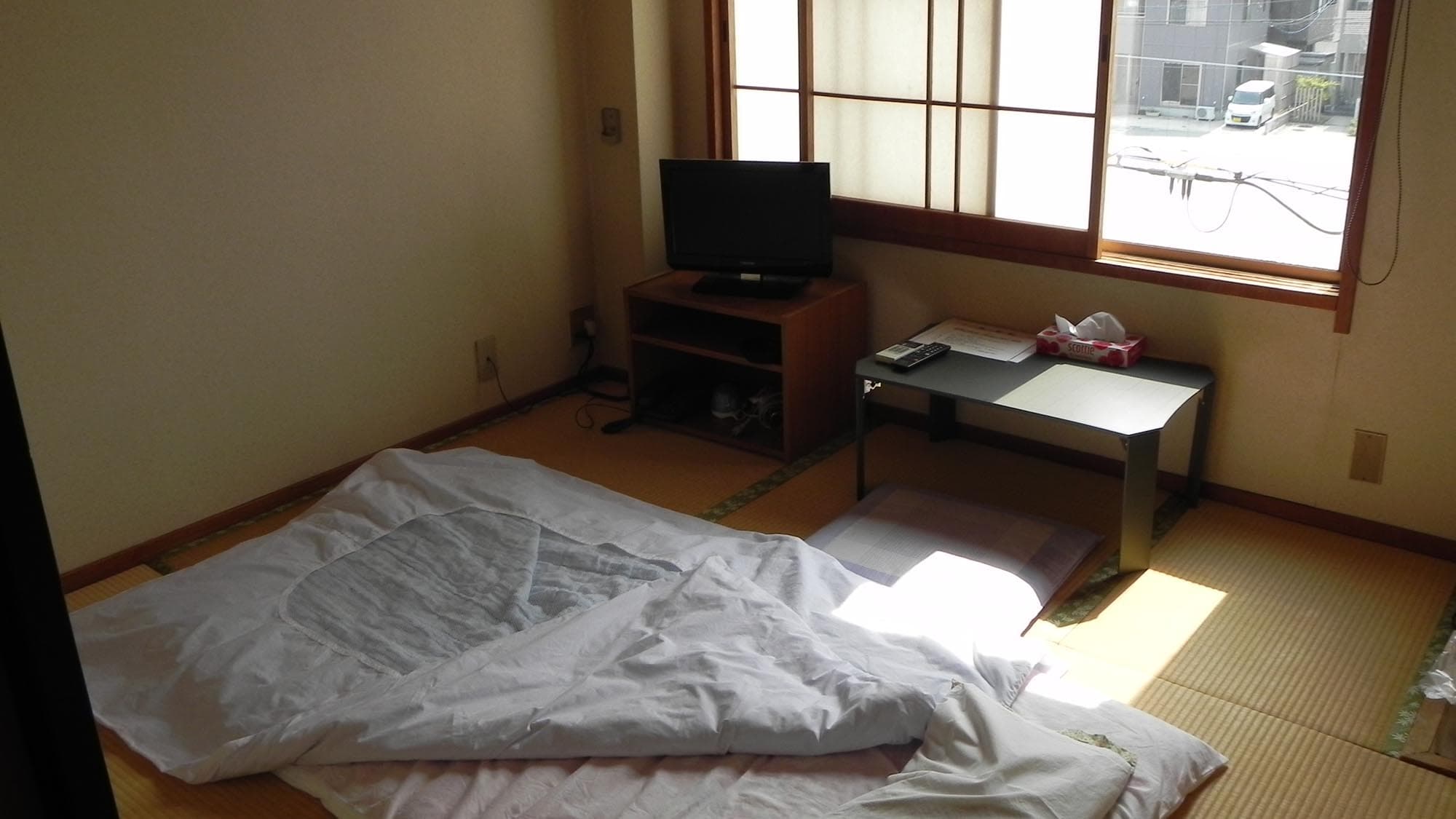 ・Relaxing Japanese-style room (4.5 tatami mats)