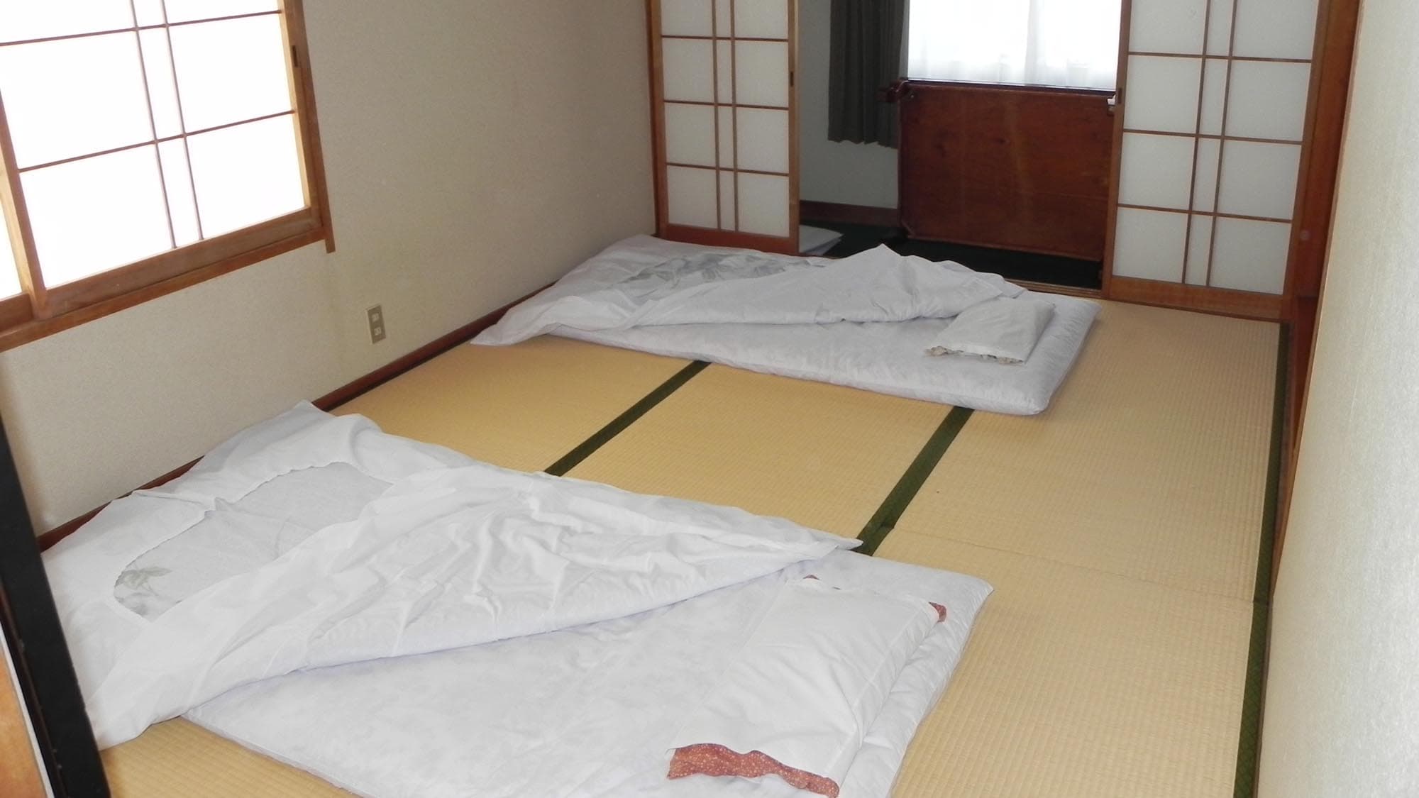 ・ Loose Japanese-style room 6 tatami mats