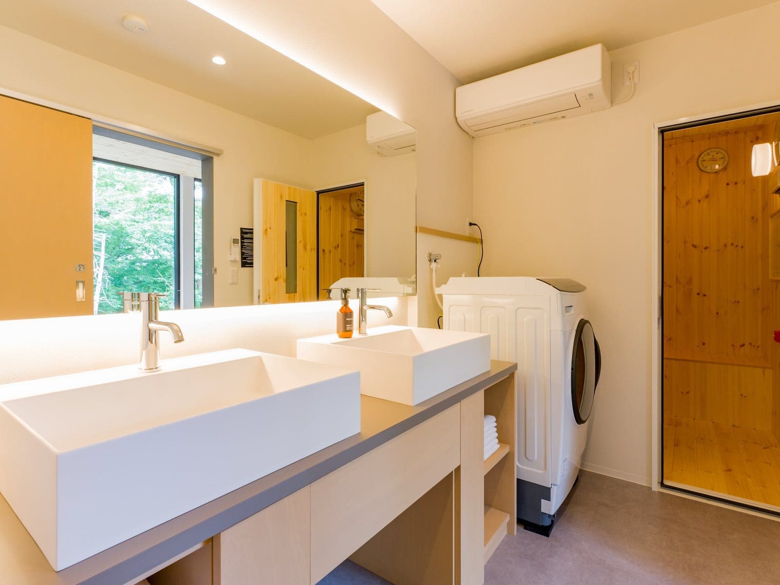 Bathroom / dressing room