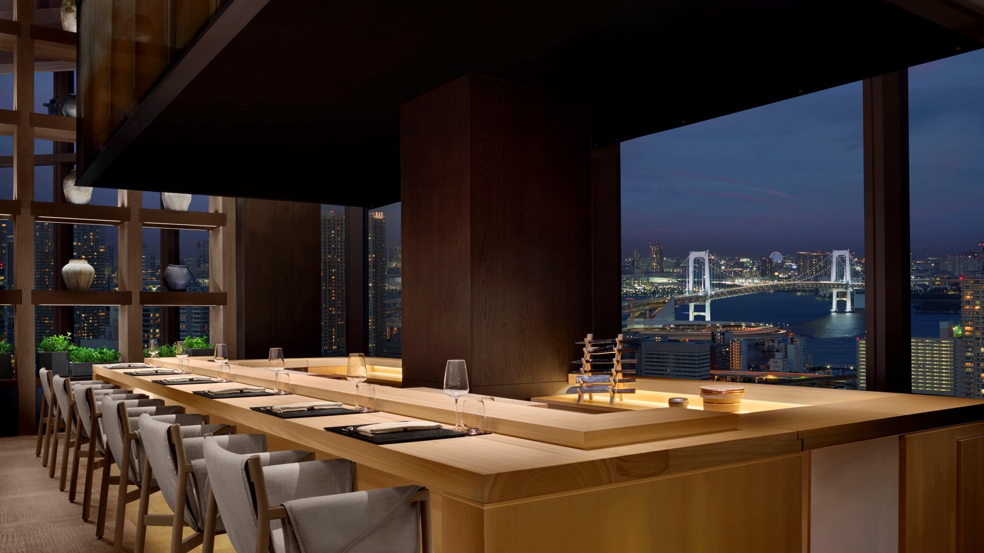 [Saki] Supervised by two Michelin chefs, each dish brings you new discoveries and refined flavors.