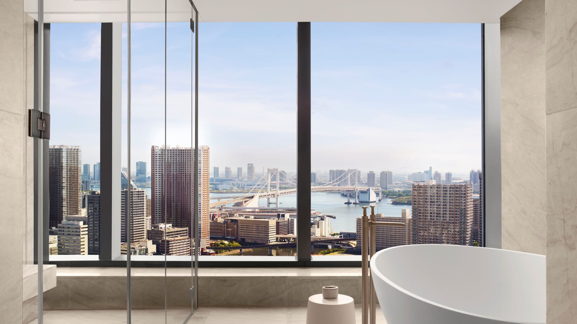 [Presidential Suite/Bathroom] Enjoy an exquisite bath time with the Rainbow Bridge all to yourself.