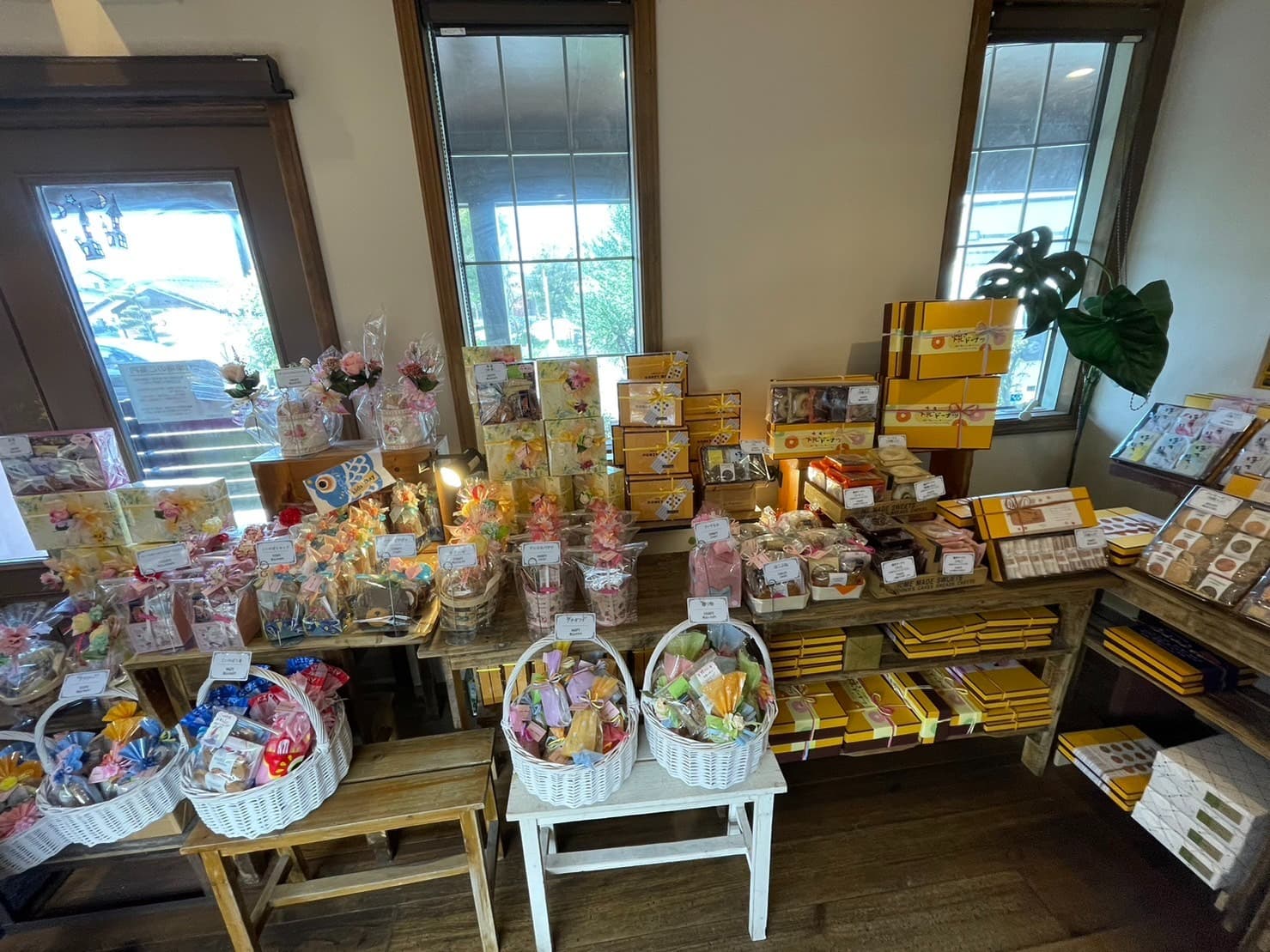 Cake shop with a wide selection of miscellaneous goods