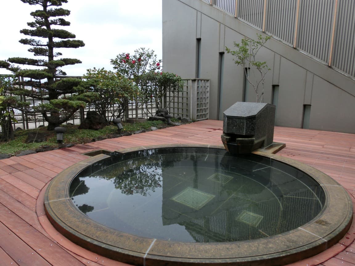 Open-air bath