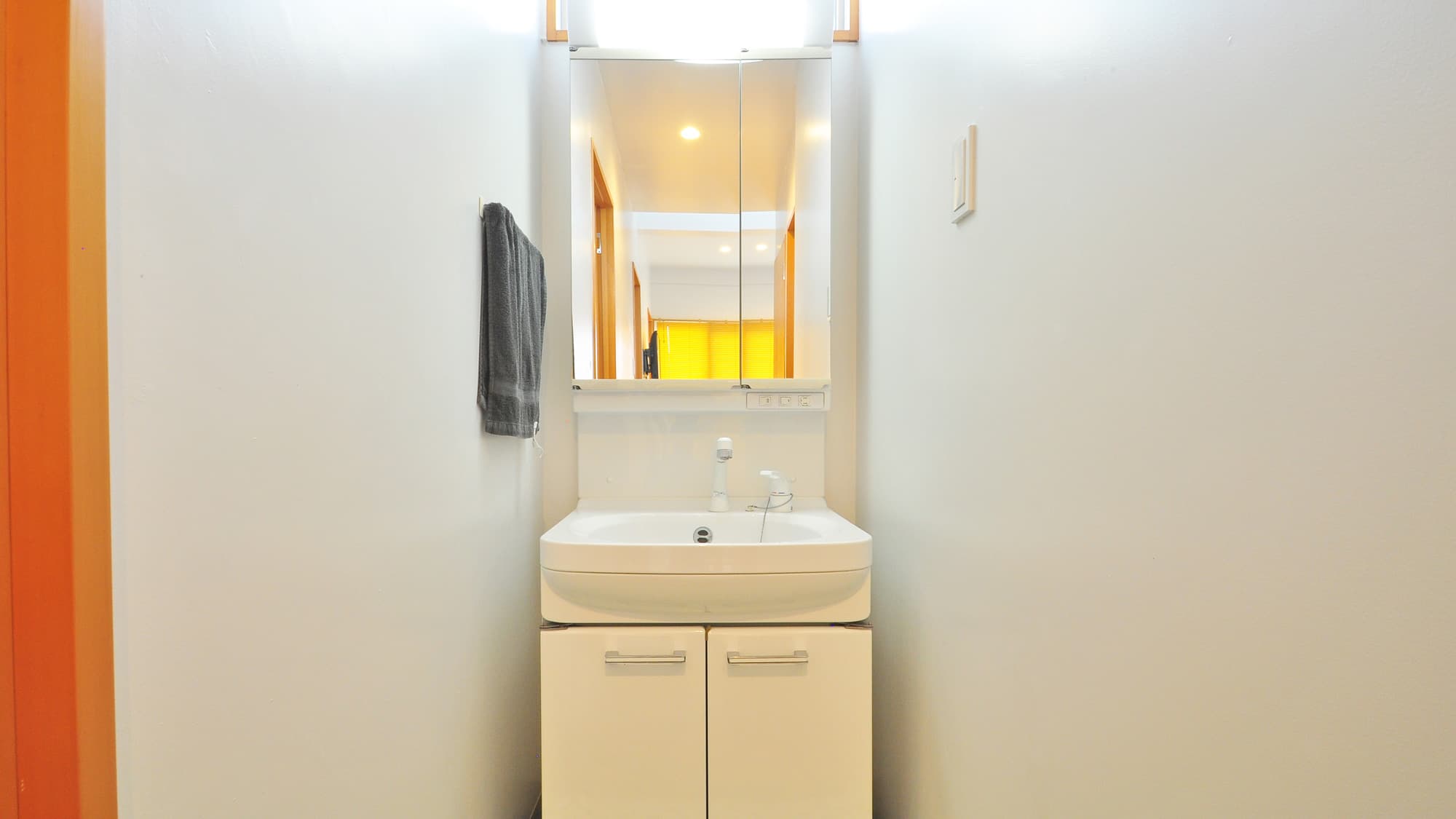 [Inside] Bathroom vanity _ Also located at the end of the corridor.