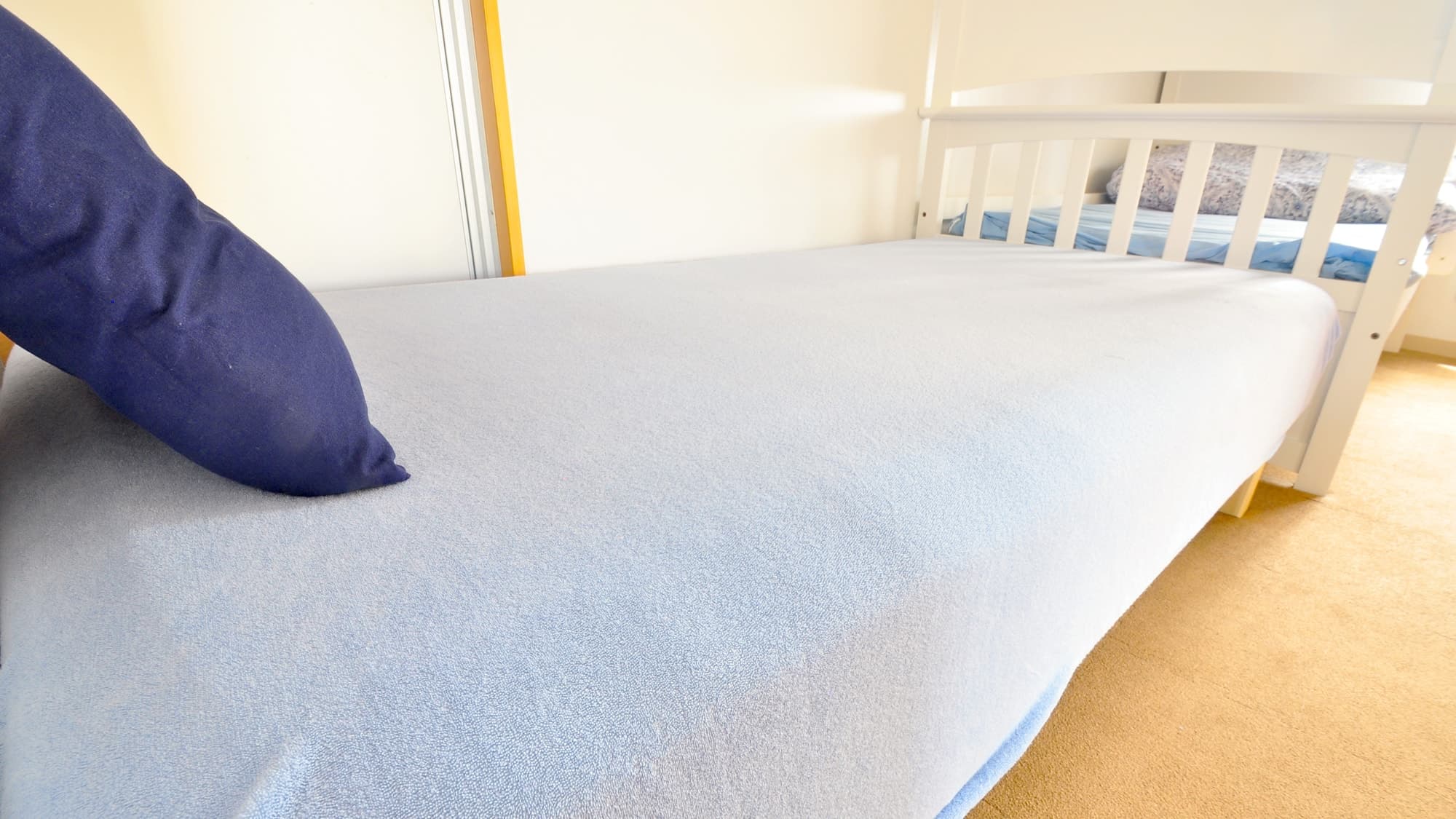 [Guest room] An extra bed that can be used as a sofa behind the kitchen.