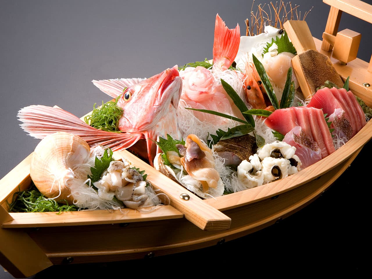 Example of a large boat-shaped platter