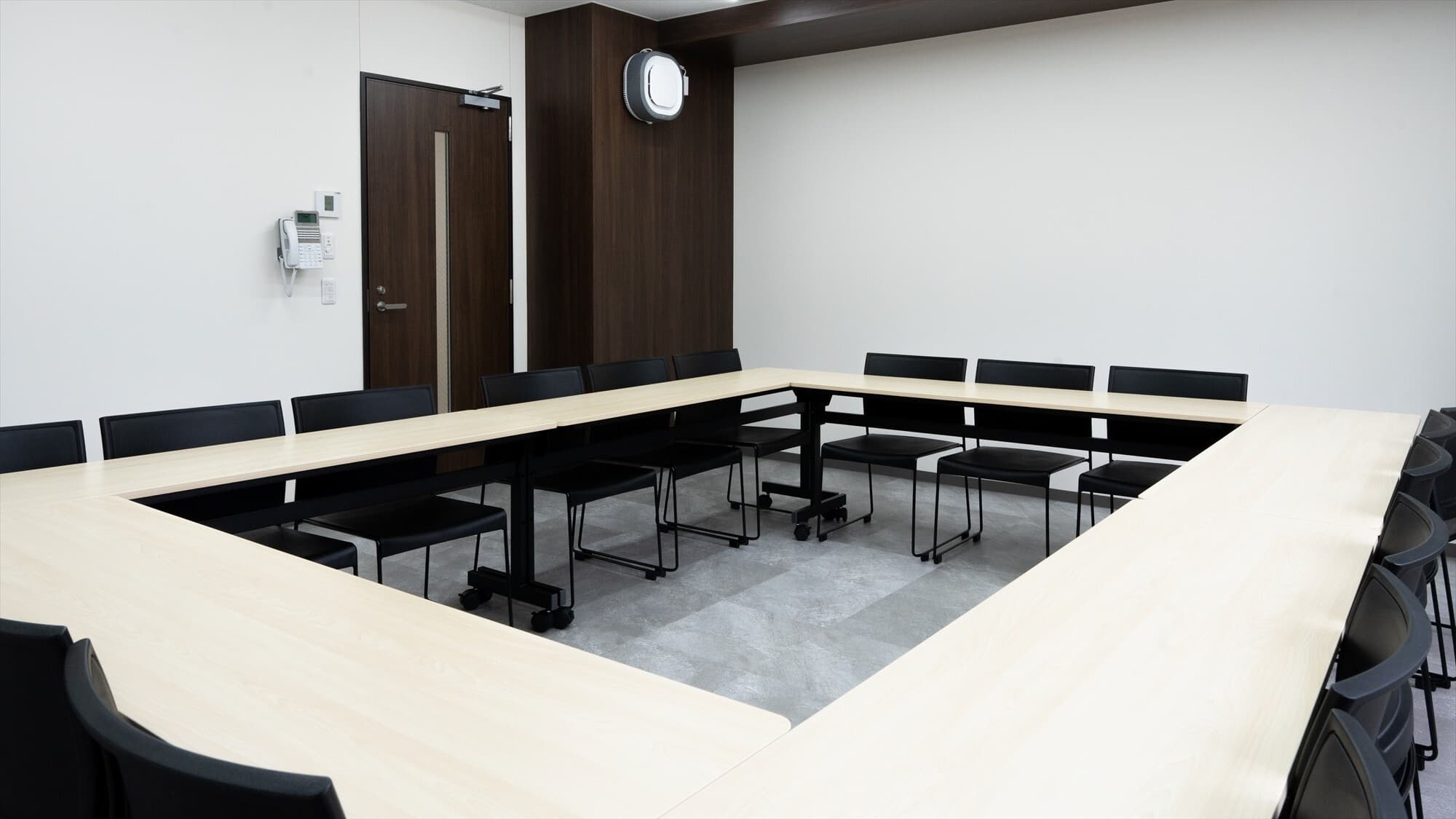 Small meeting room (maximum capacity 18 people / 30.87 m²)