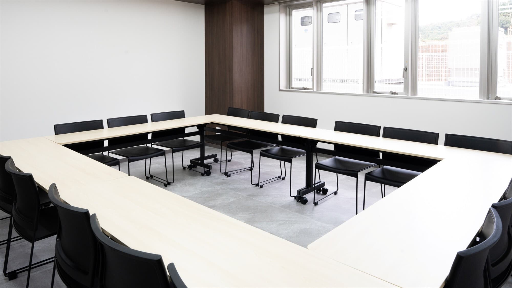 Small meeting room (maximum capacity 18 people / 30.87 m²)