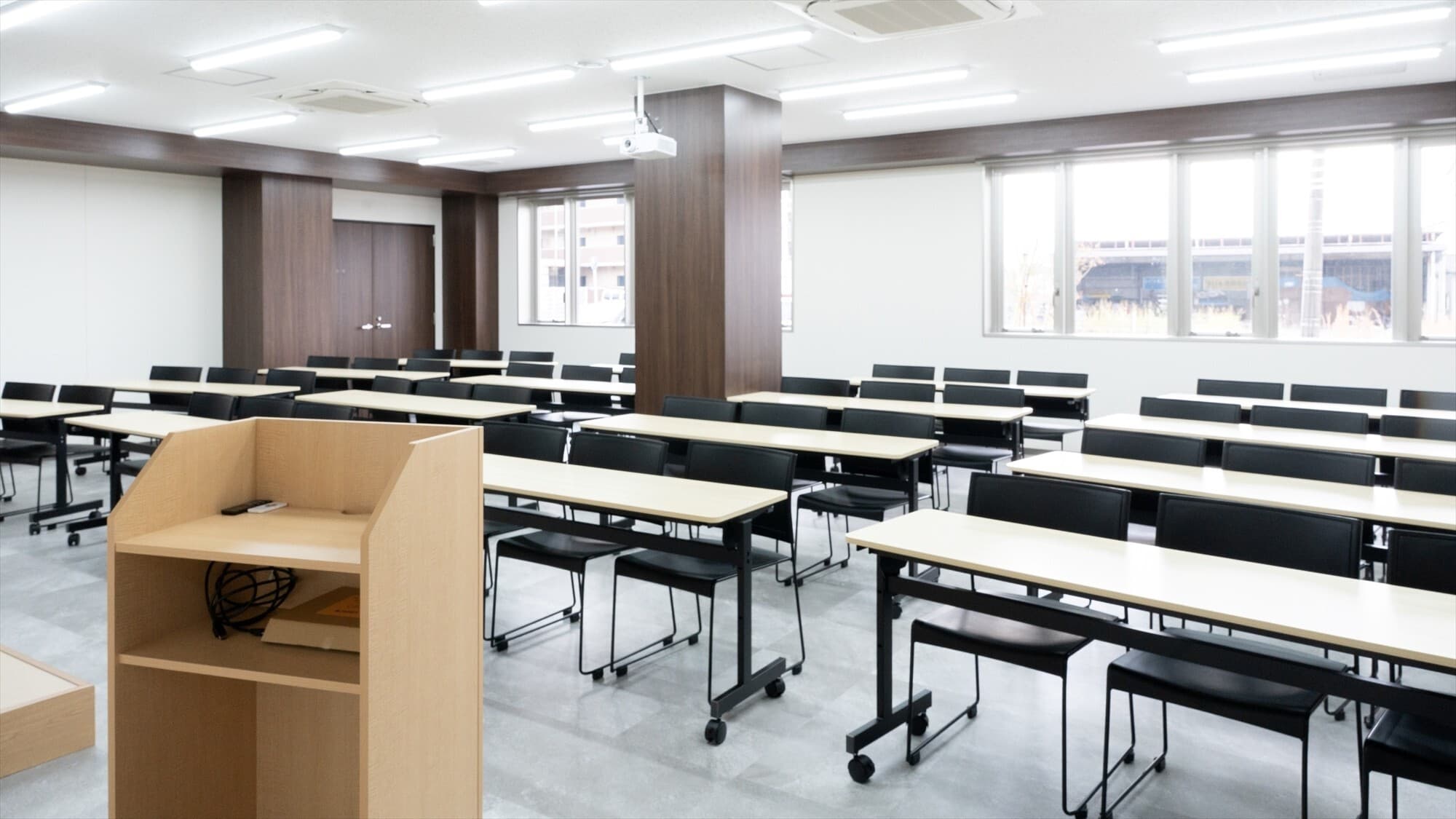 Large conference room (maximum capacity 48 people / 84.29 m²)