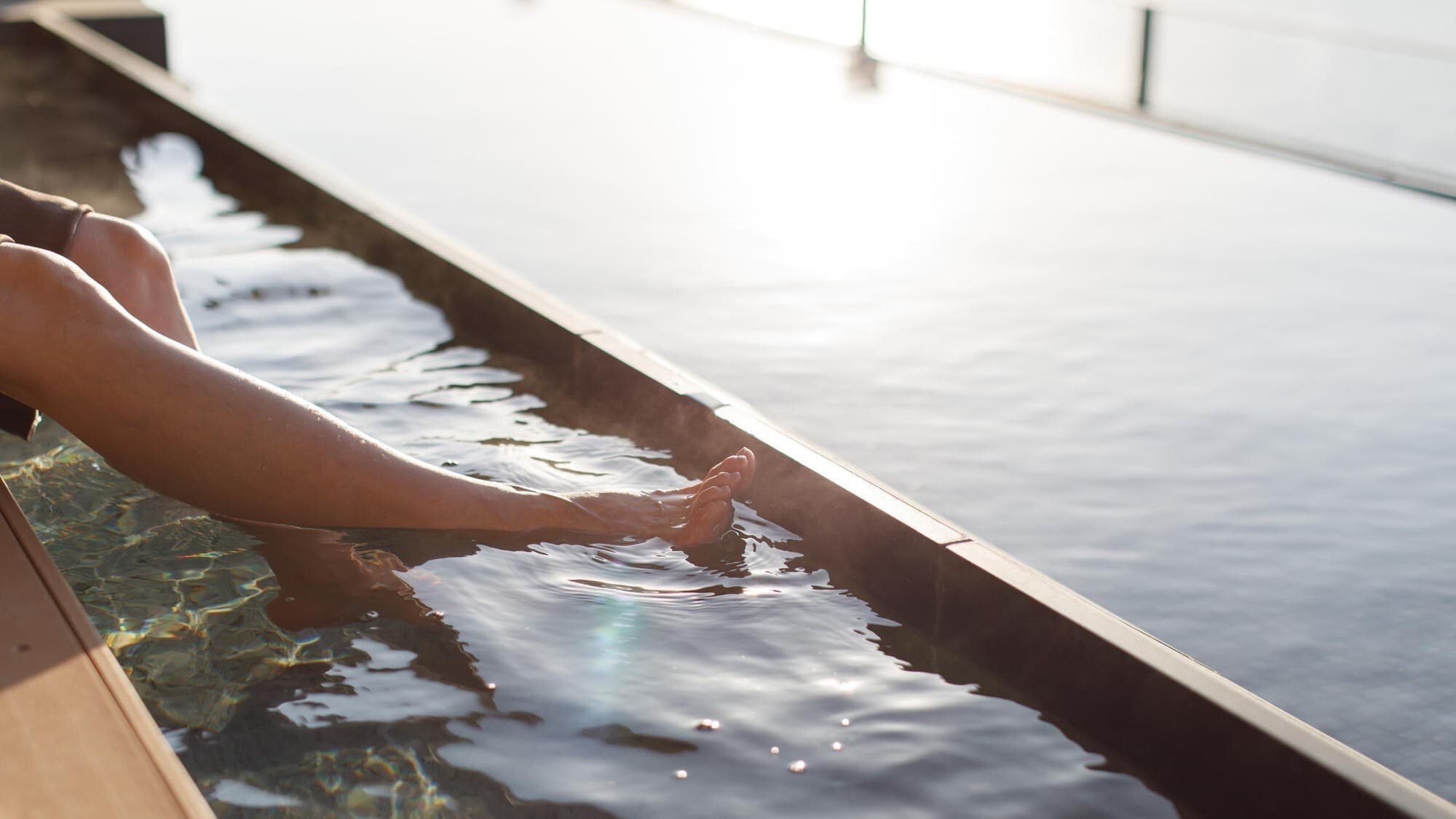 ◆Footbath | Enjoy a footbath while overlooking Sagami Bay from the terrace located on the top floor.