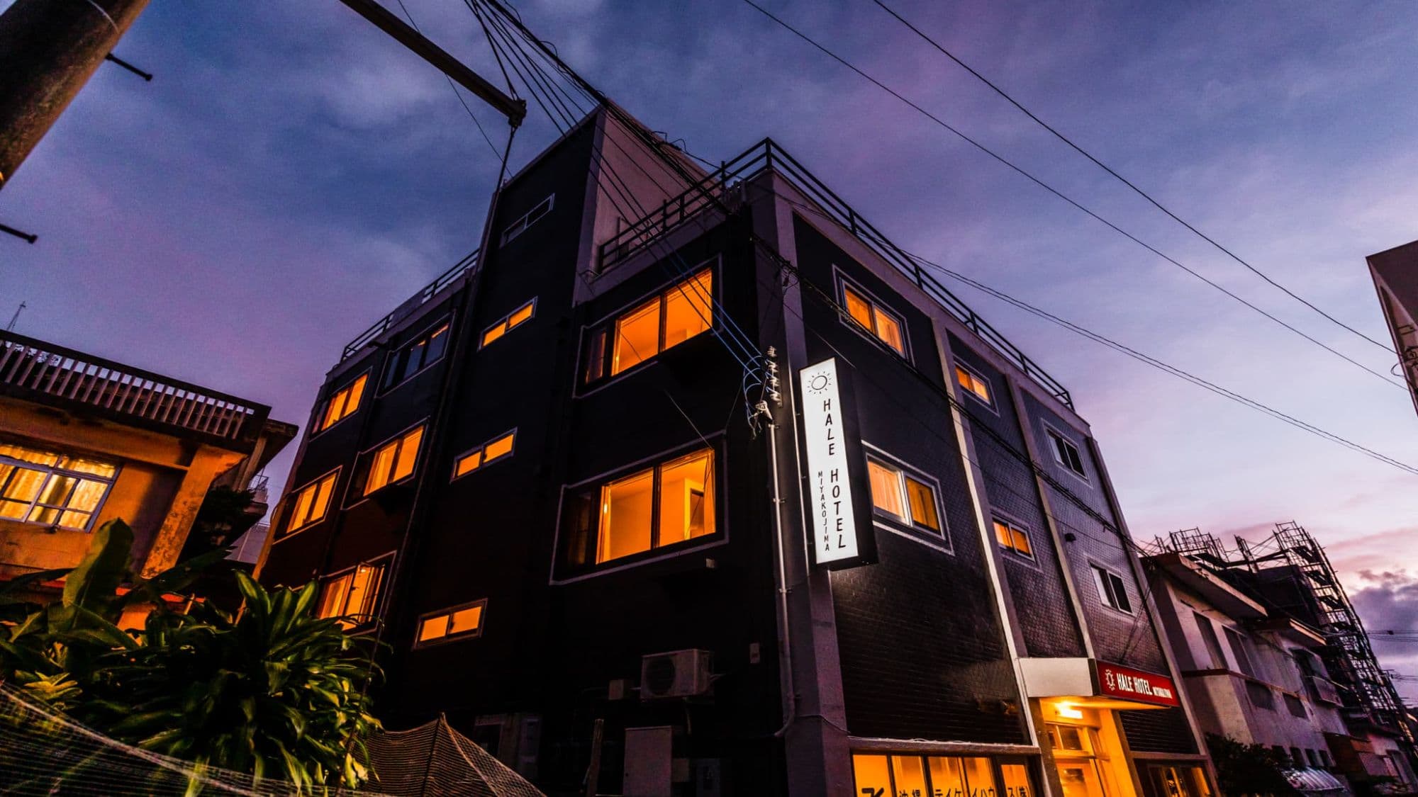 [Exterior] The warm light from the windows is a landmark. We offer a comforting stay that gently illuminates your nights during your travels.