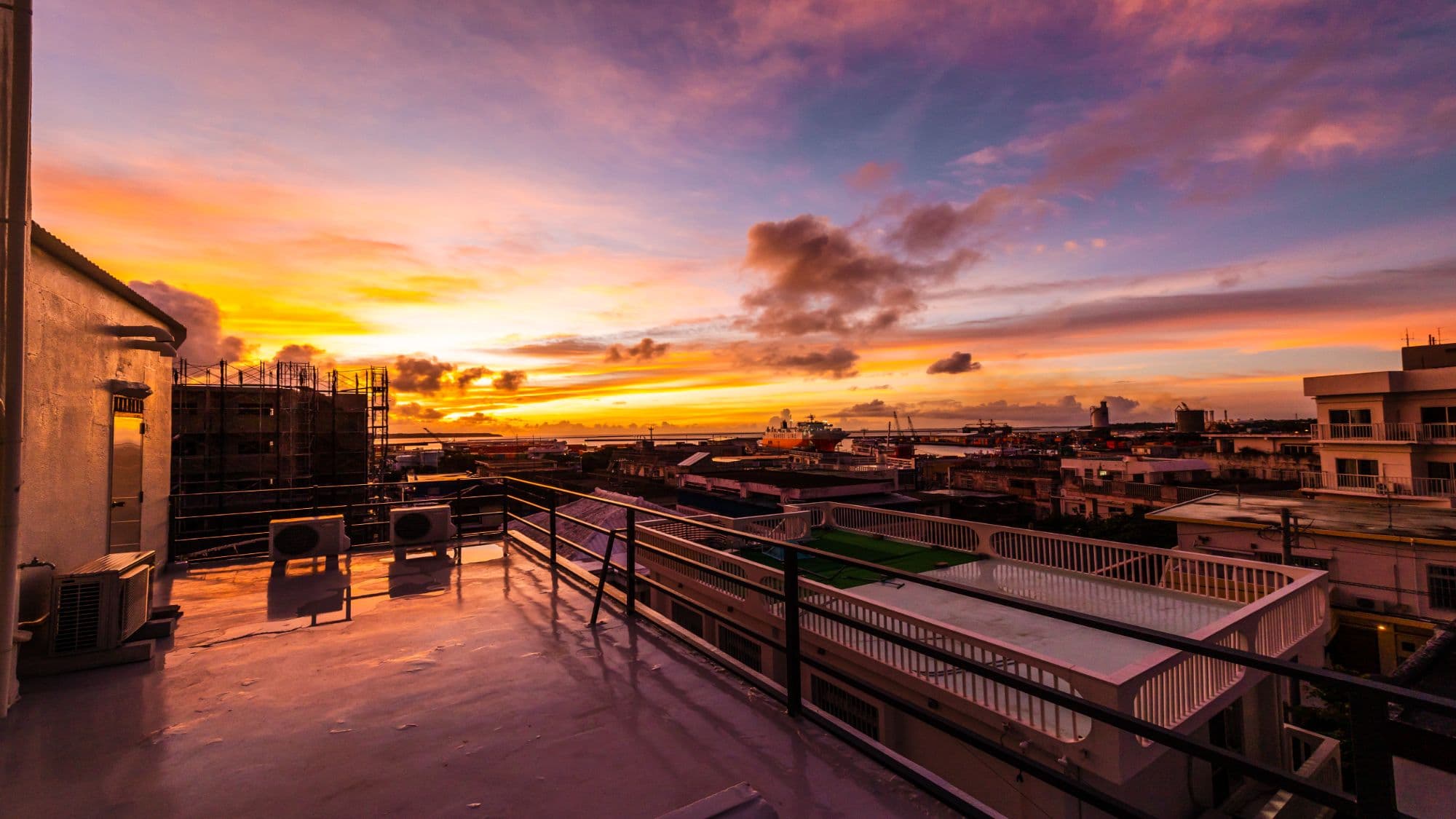[Exterior] A fantastic sunset. Enjoy a special time to soothe your travel fatigue while gazing at the gradient of the sky.