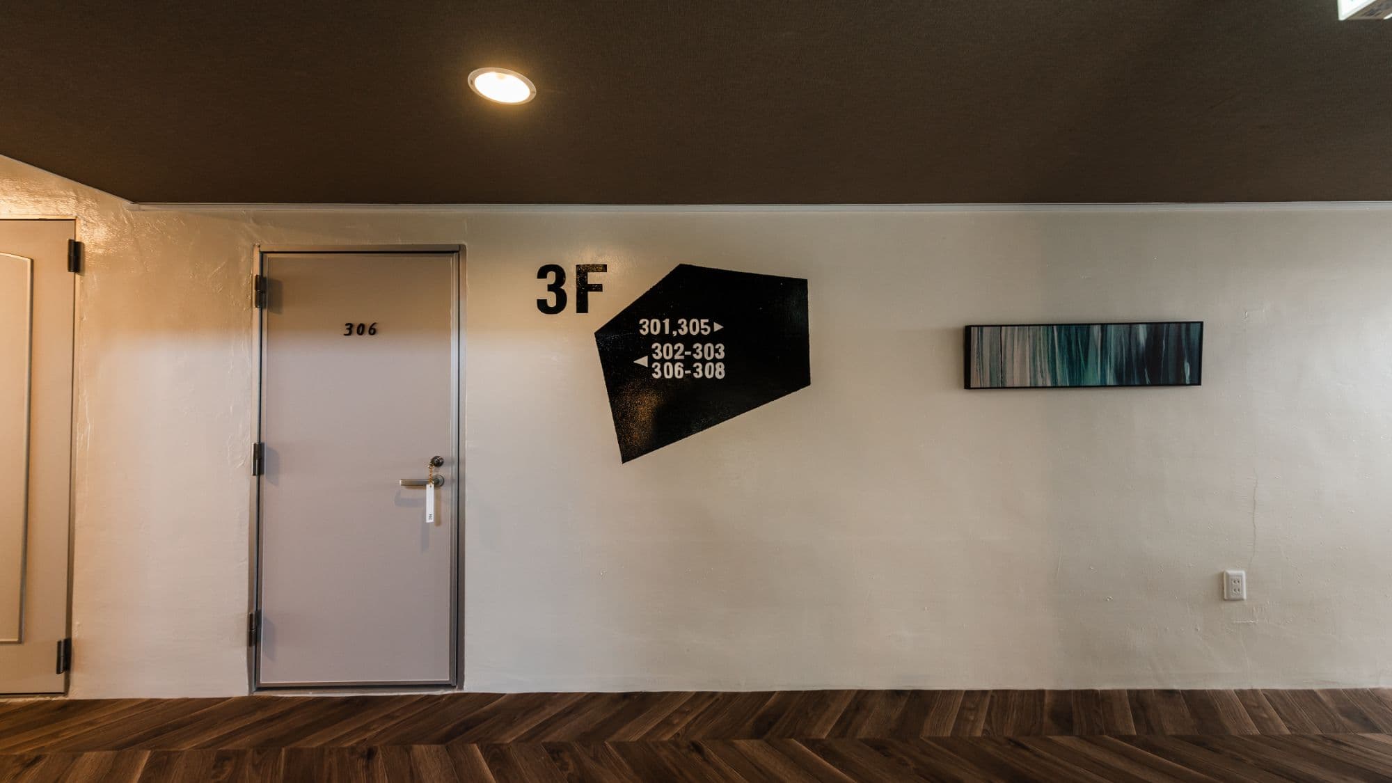 [3rd Floor] A corridor where calming lighting and art harmonize. A quiet and comfortable space promises a pleasant stay.