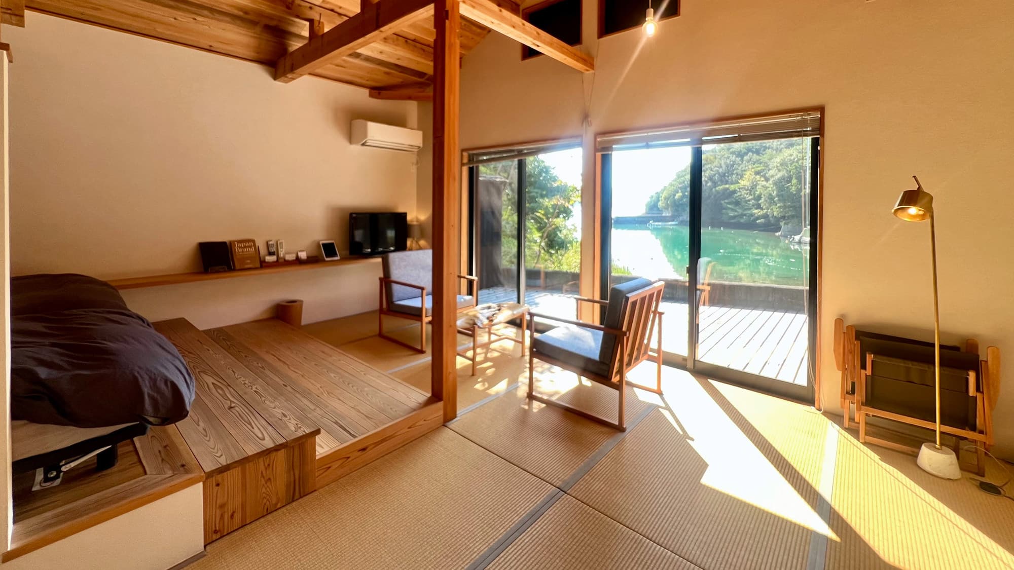 [Room] A room with a harmonious mix of Japanese and Western styles.