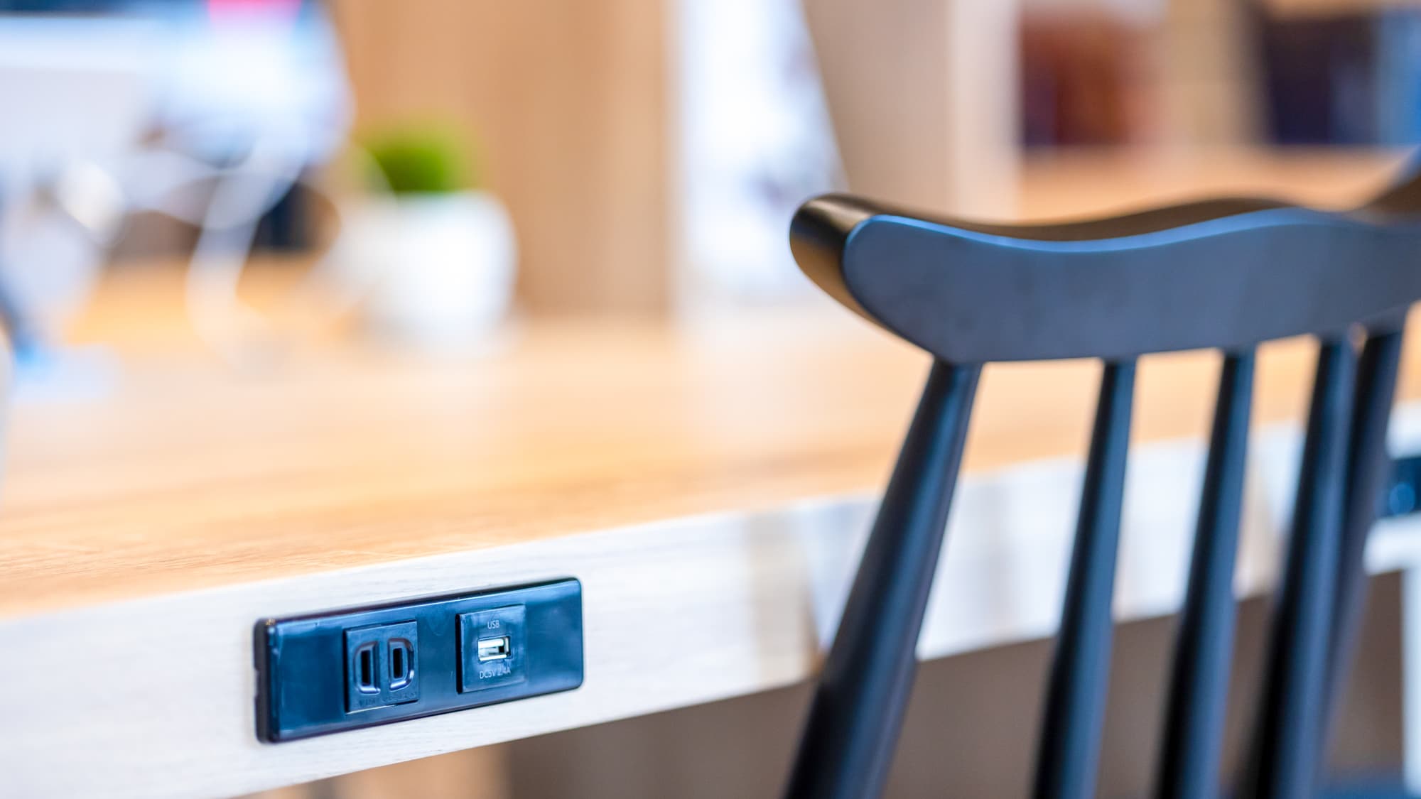 [Library Cafe] Free Wi-Fi connection. There are plenty of power outlets inside the cafe. It's also a comfortable workspace.
