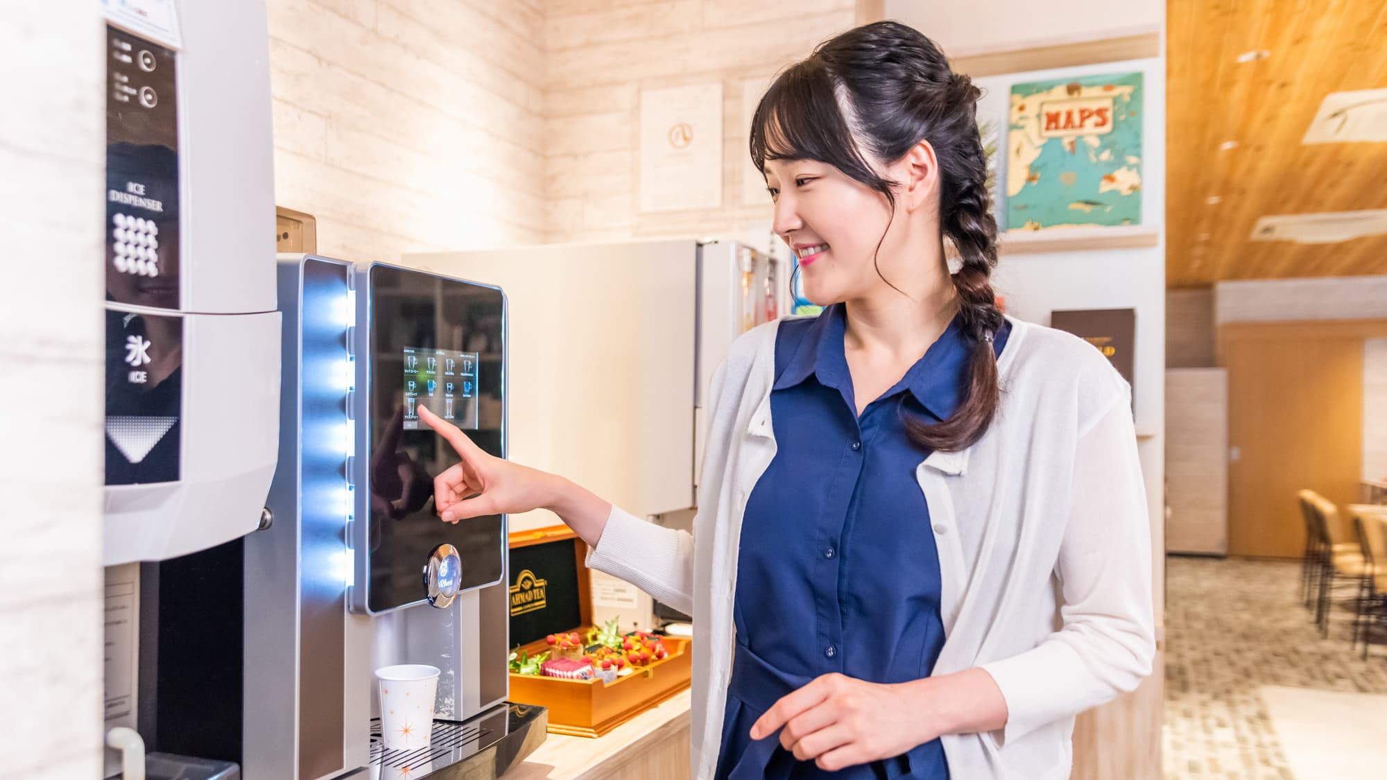 [Library Cafe] We offer all-you-can-drink drinks, including coffee and a variety of flavored teas.