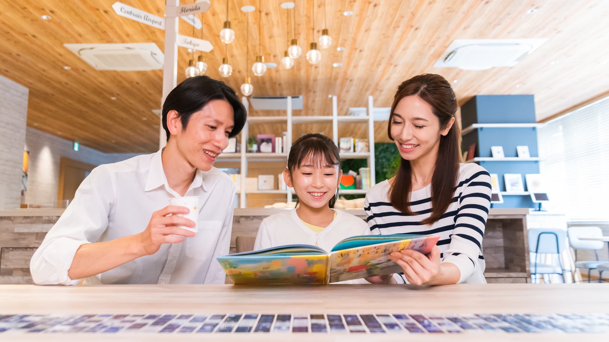 [Library Cafe] We also have books for children to enjoy. Please spend some relaxing time in our open space.