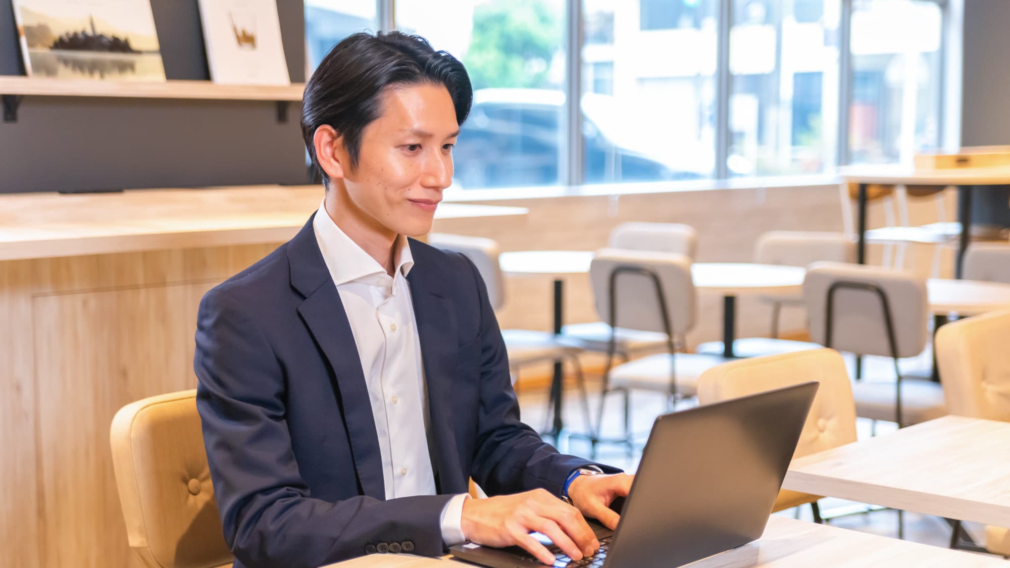 [Library Cafe] Comfortable for teleworking and desk work.