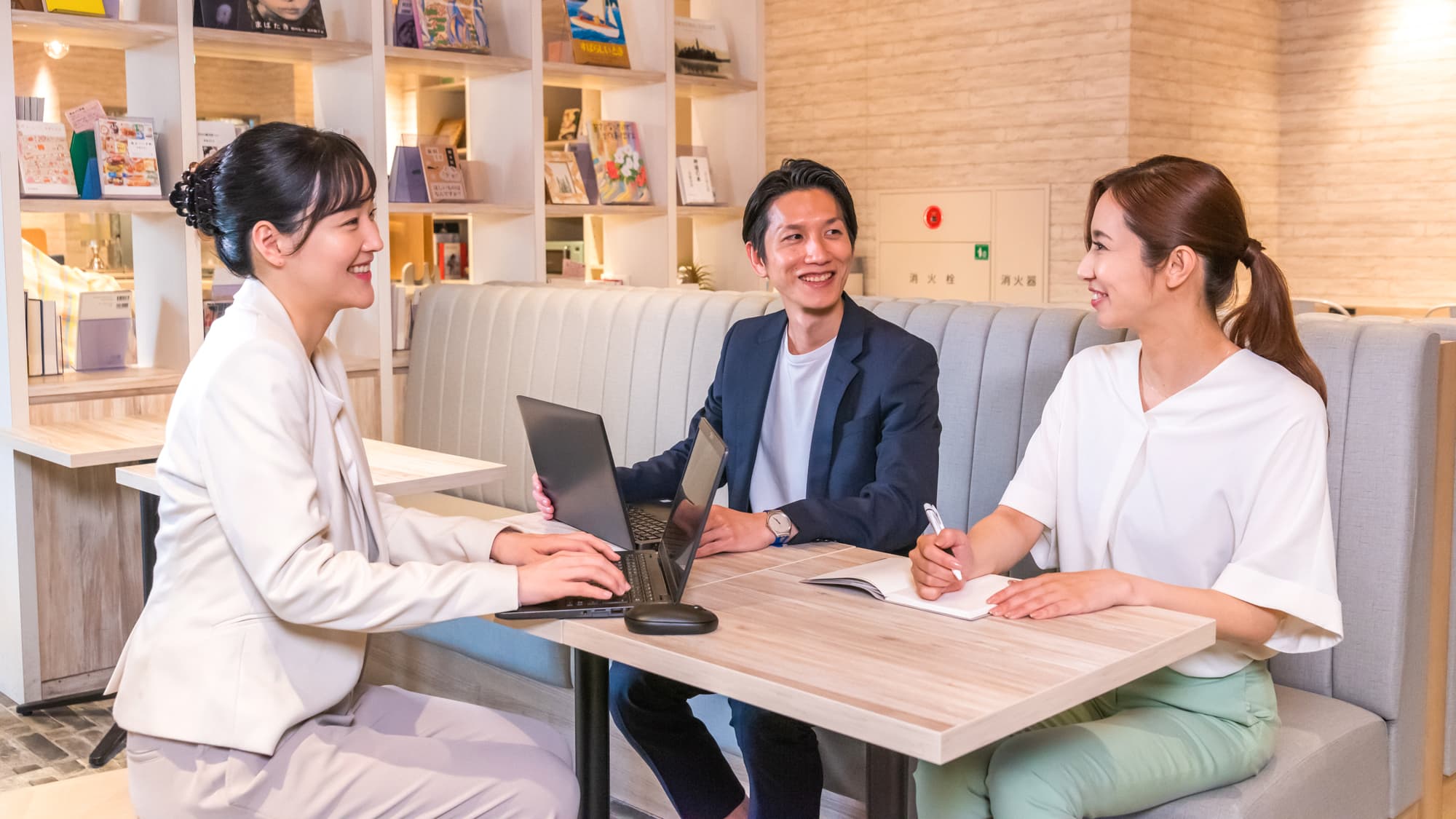 [Library Cafe] A spacious and quiet space that can be used for business meetings and other occasions.