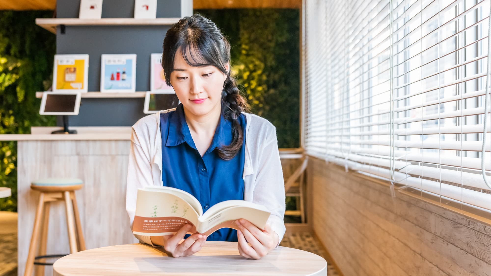 [Library Cafe] You can spend some relaxing time even when traveling.