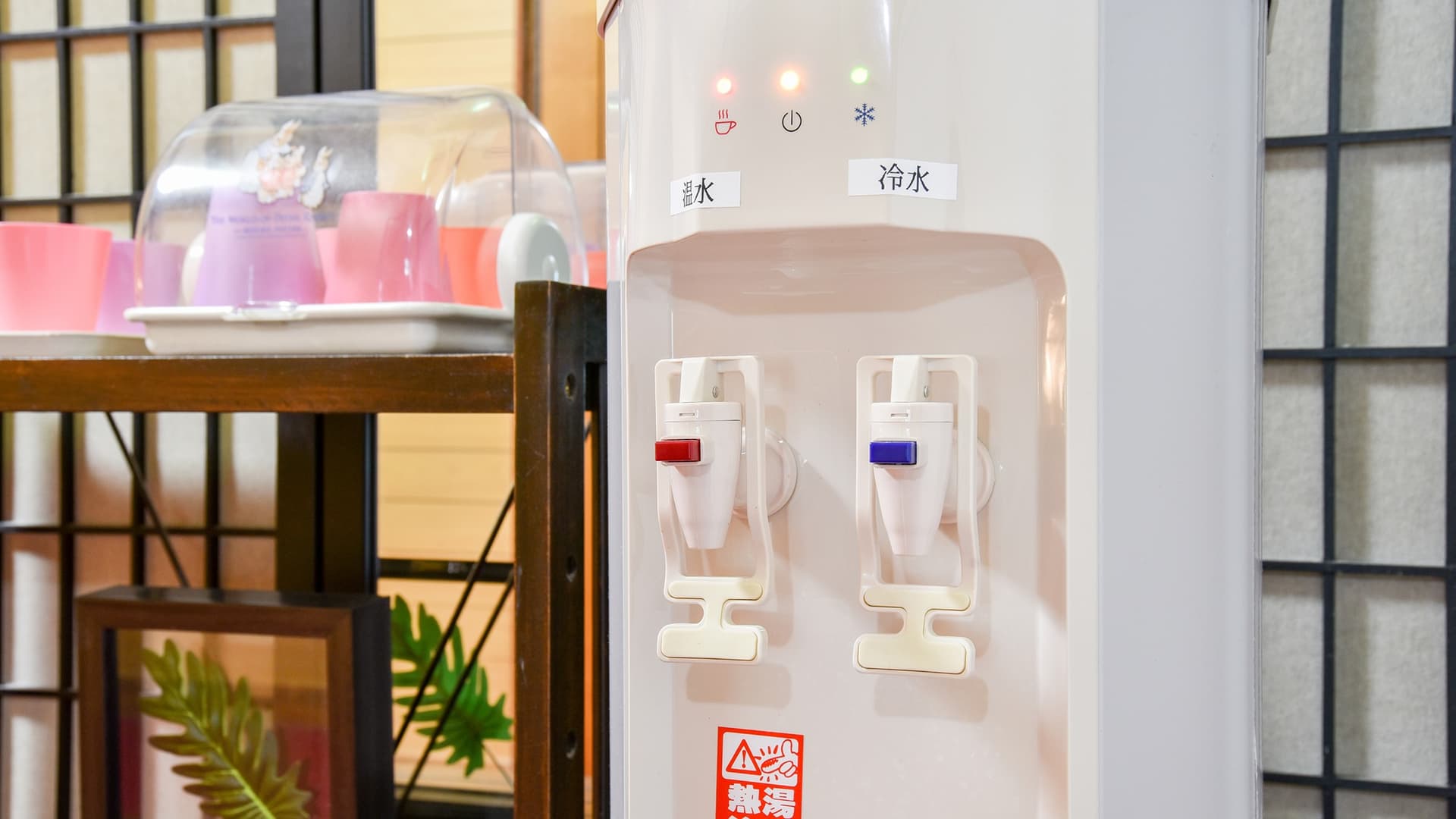 * [Example in the hall] A water server is available in the hall.