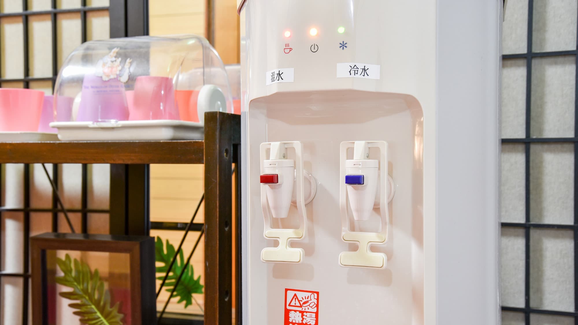 * [Example in the hall] A water server is available in the hall.