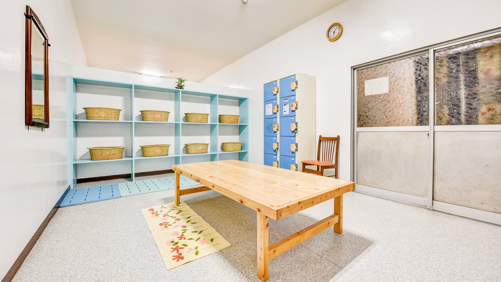 * [Large communal bath: Men's bath dressing room] We always try to keep it clean.