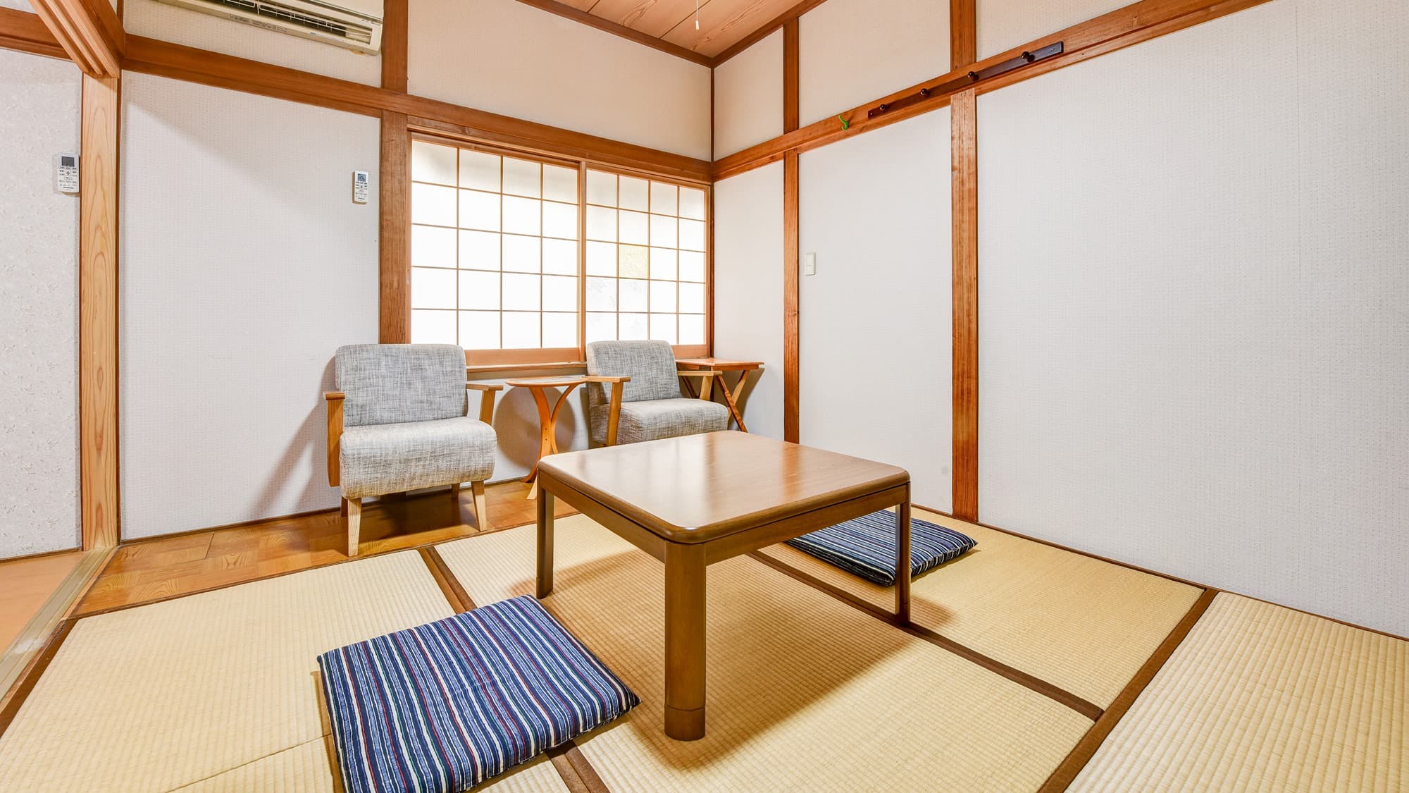 * [Example of guest room: Japanese and Western room] A room with a washbasin and a toilet with a washing function.