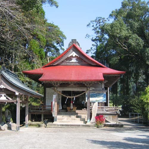 [Sightseeing around: Shibi Shrine] There is a spring source of Shibi Onsen under the shrine's hall of worship.