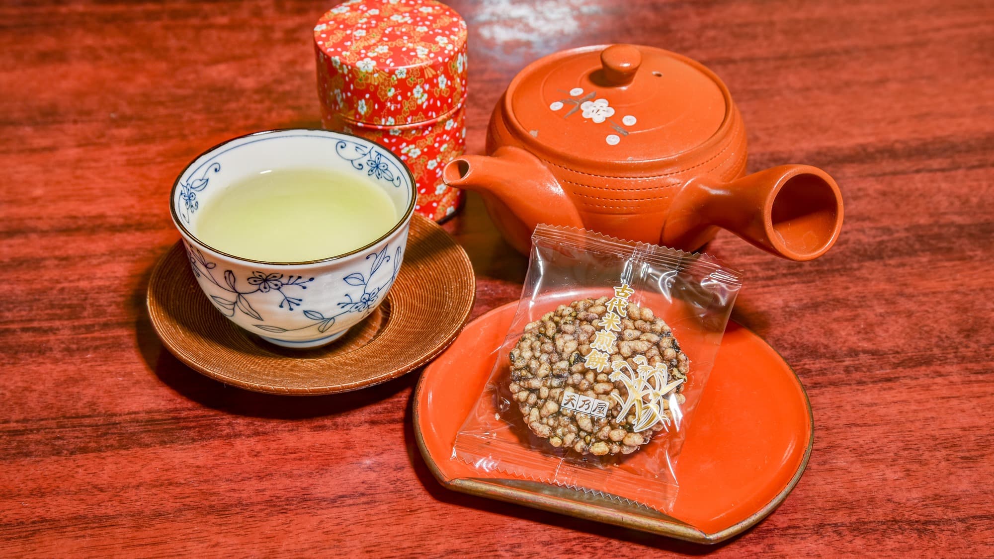* [Example of guest room: Equipment] Tea confectionery is available in the room. Please relax slowly.