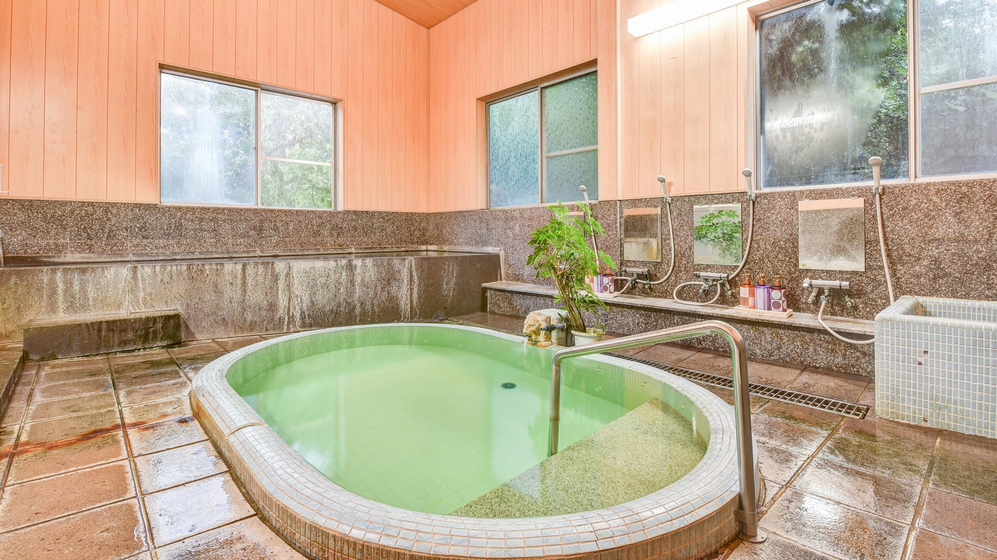 * [Large communal bath: Men's bath] Only the hotel can compare the two types of hot spring and lukewarm bath.