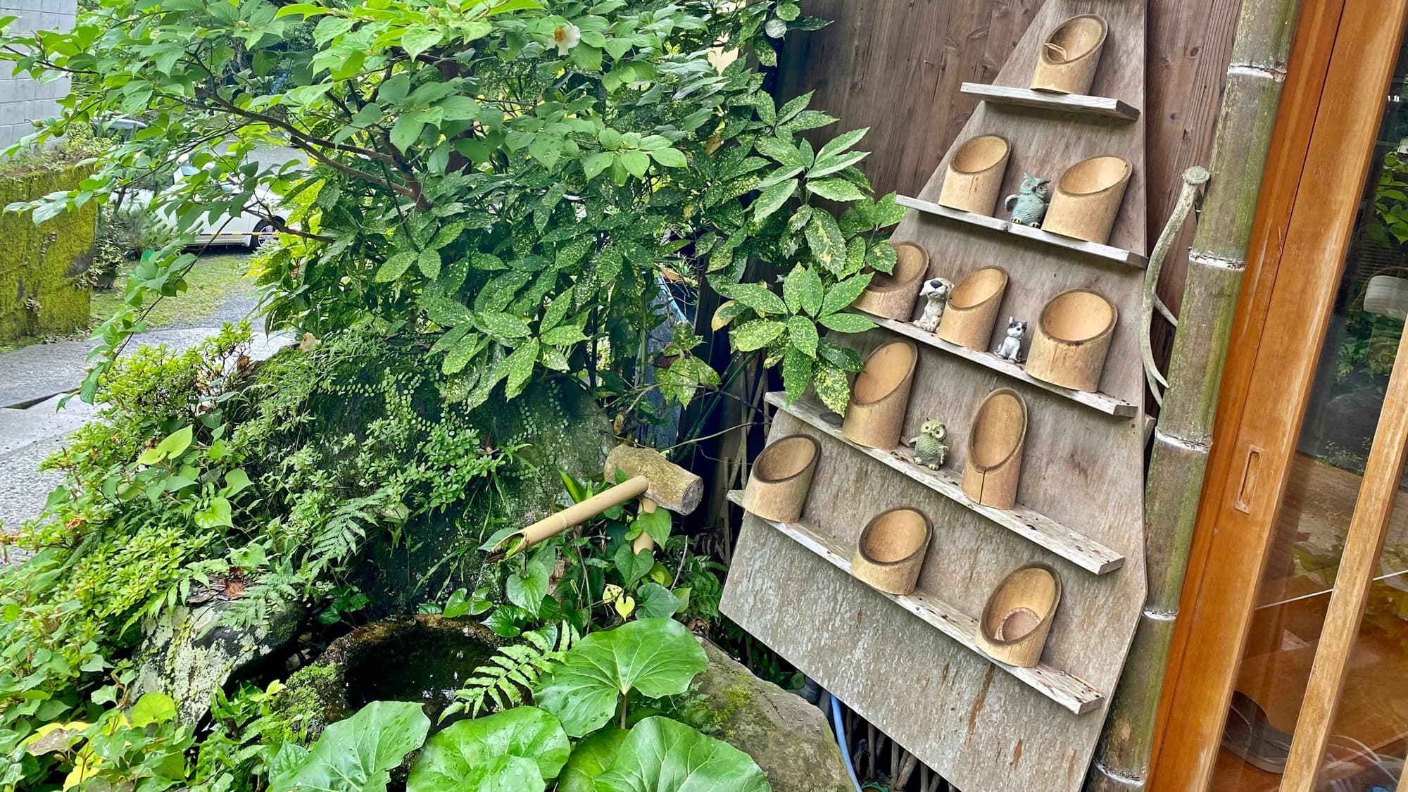 * [Entrance] "Hatago Shibiso" has two self-fountains, and you can enjoy the hot water of Shio Onsen with different temperatures luxuriously.