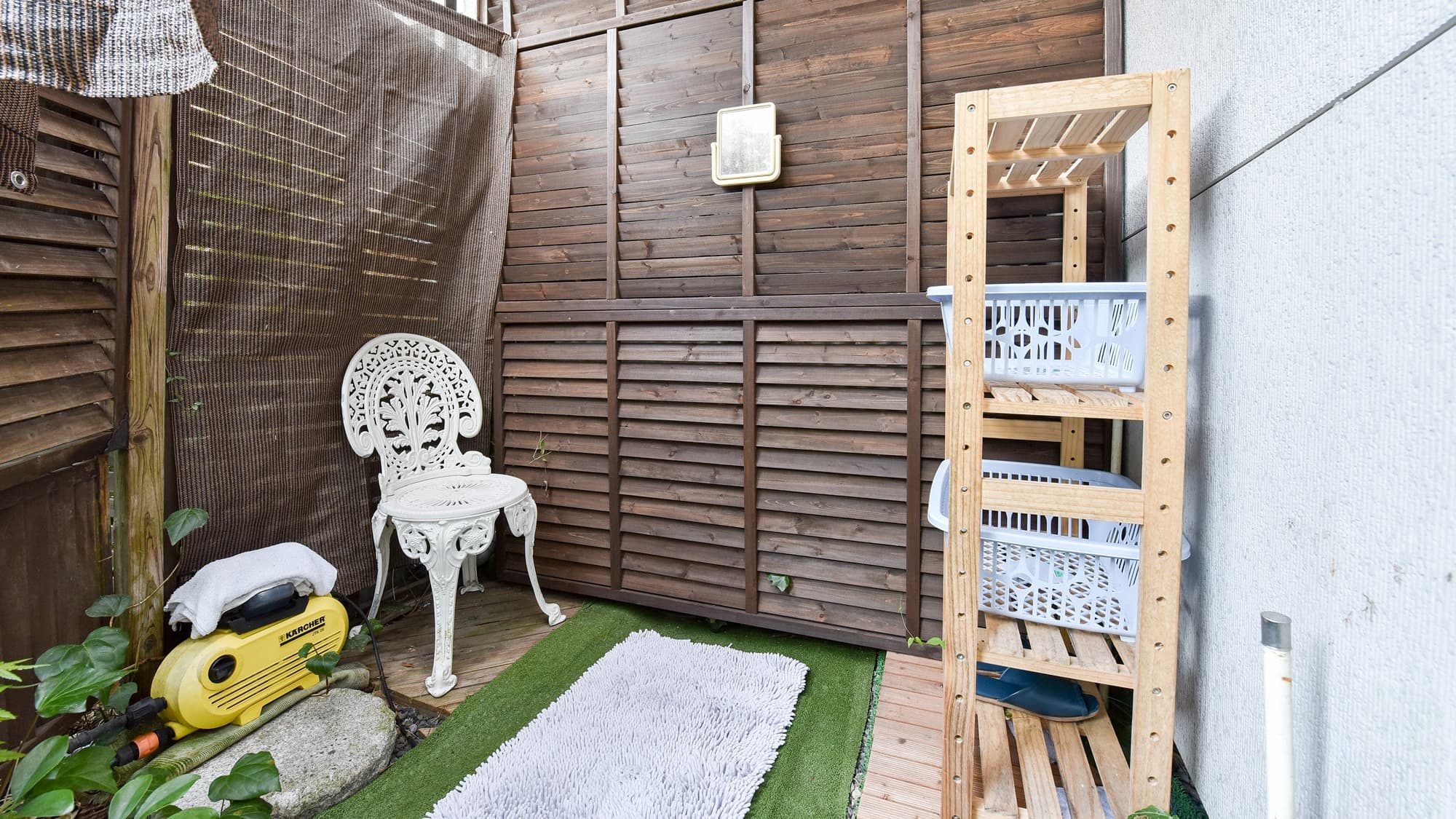 * [Open-air bath dressing room] There is a simple dressing room.