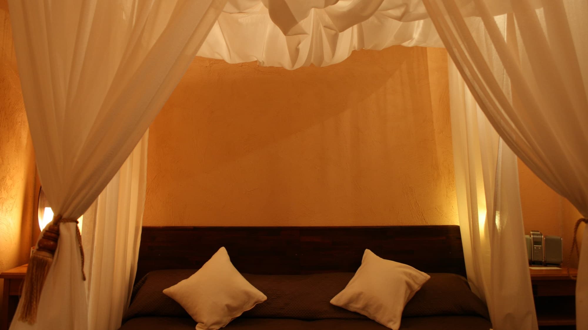 *[One example of a guest room] A room with a double bed with a canopy is full of atmosphere★