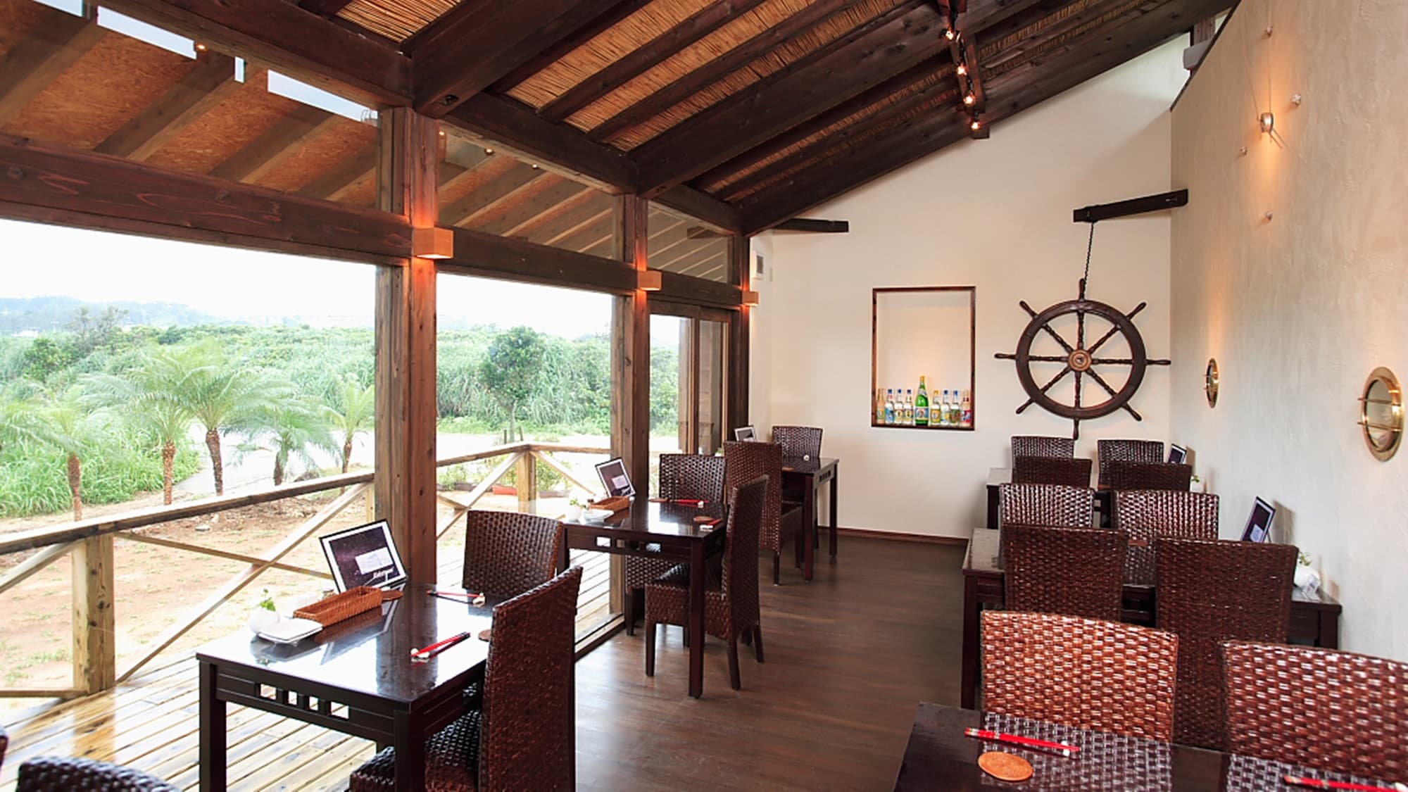 * [Adjacent restaurant "Kukurukumi"] Enjoy Okinawan cuisine in an open space overlooking the rich nature.