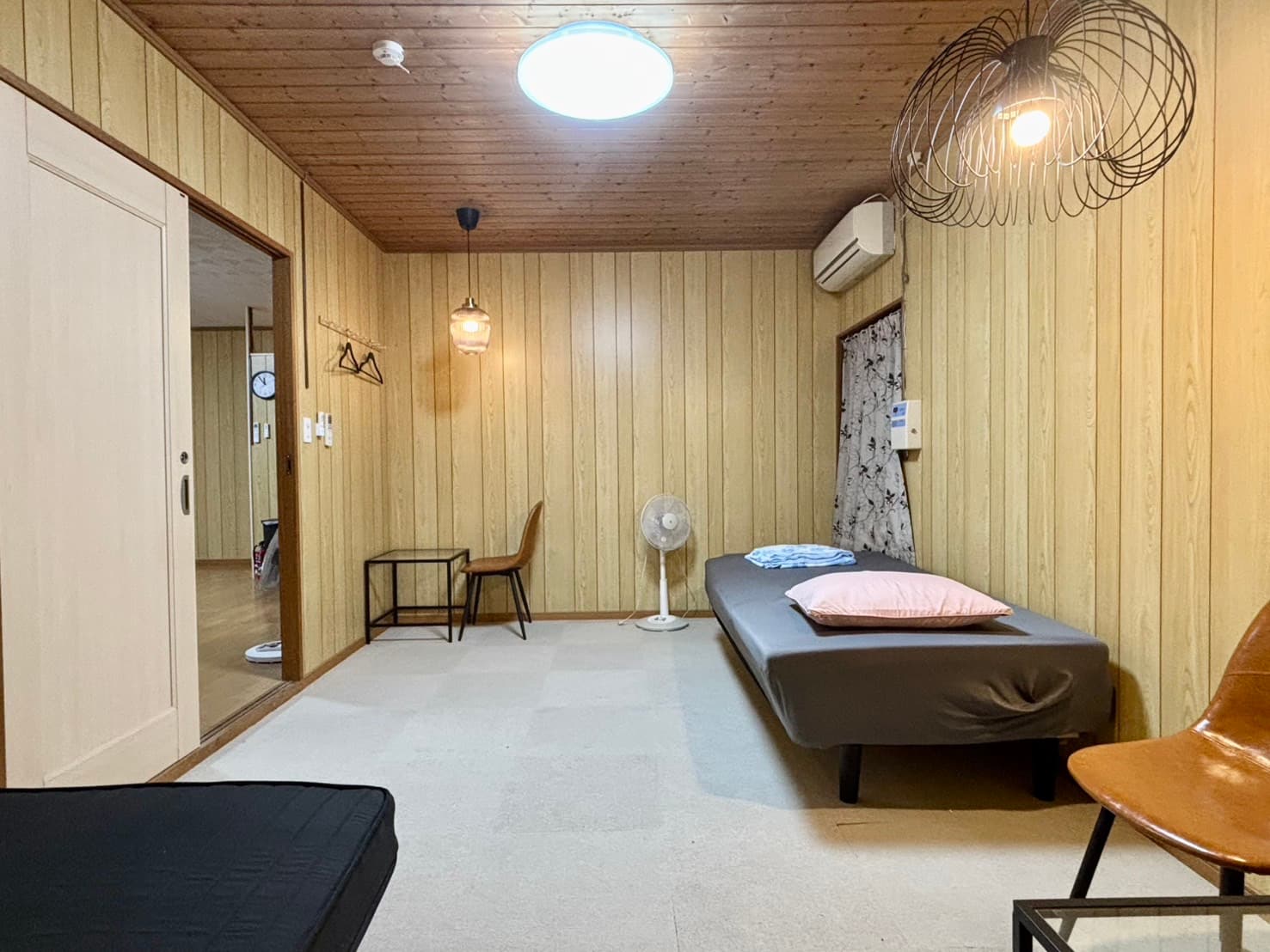 Bedroom 2: 2 single beds