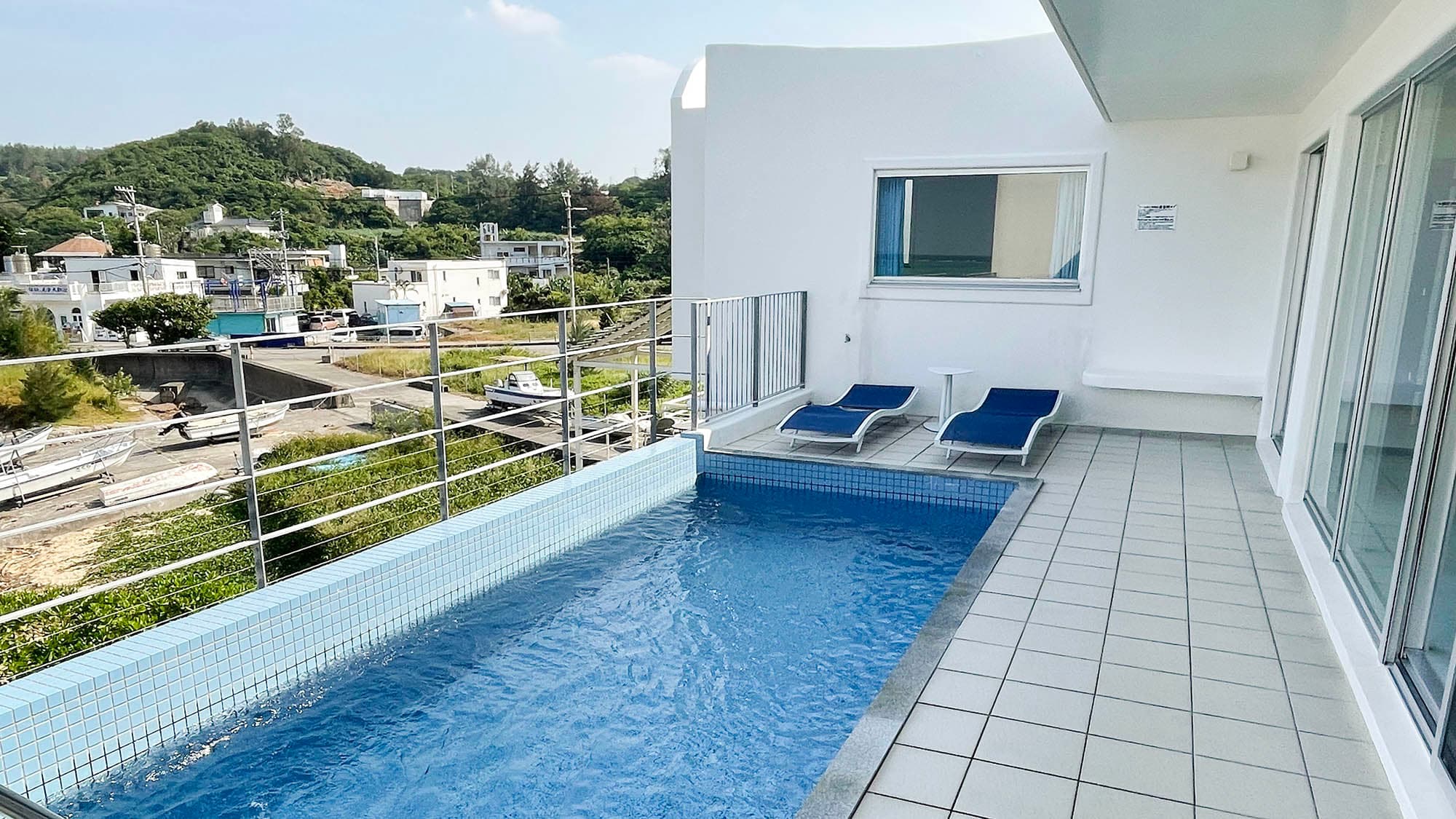・[2nd floor: Pool] Enjoy the resort atmosphere in your own private pool where you can feel the nature.