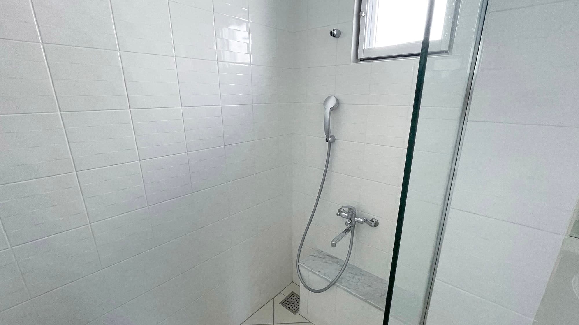 ・[2nd floor: Shower room] Equipped with a shower room directly connected to the pool. You can rinse off before going to your room.