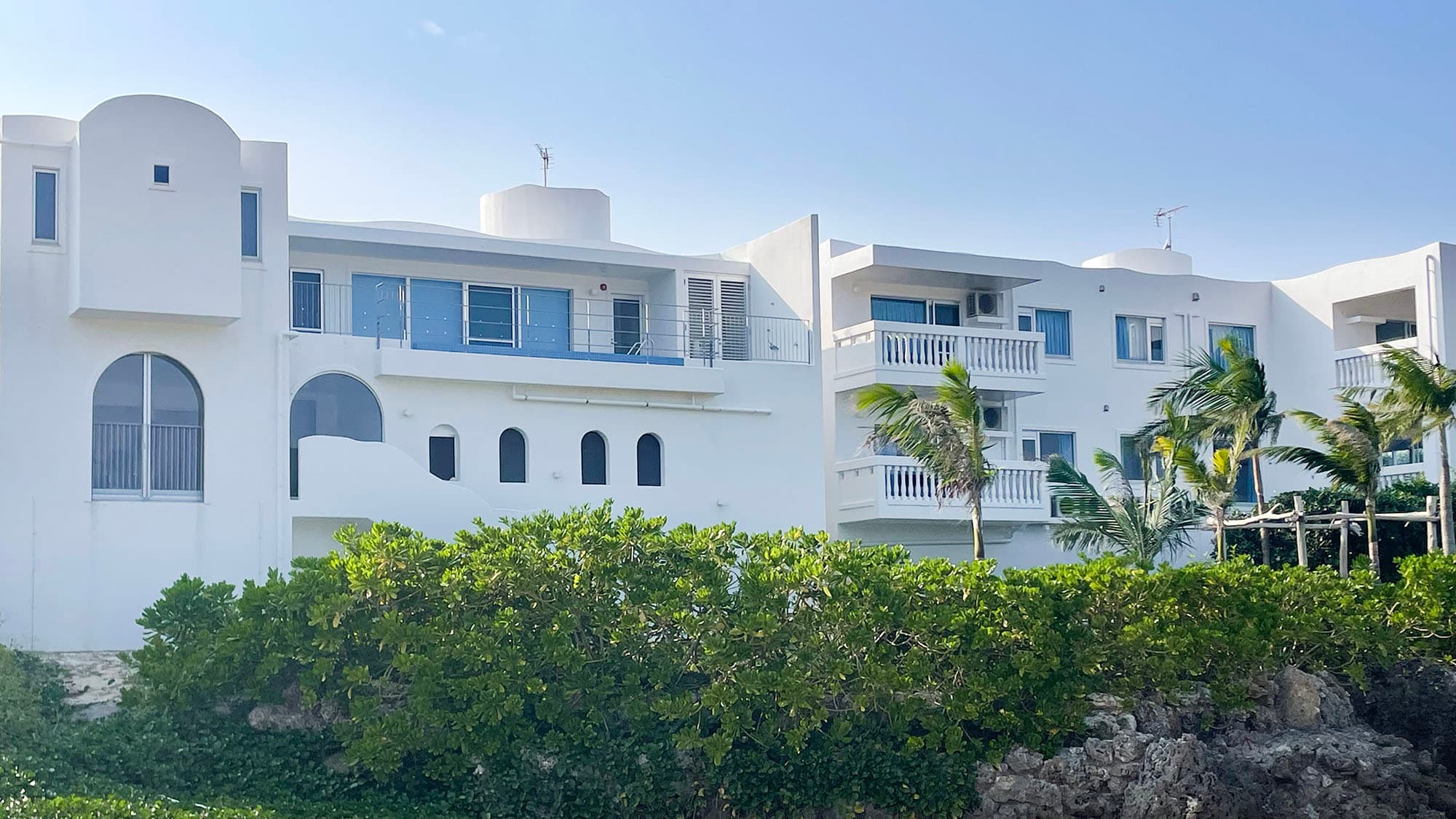 ・[Exterior] Located on the beach in Onna Village, central Okinawa. The white building is a real eye-catcher.