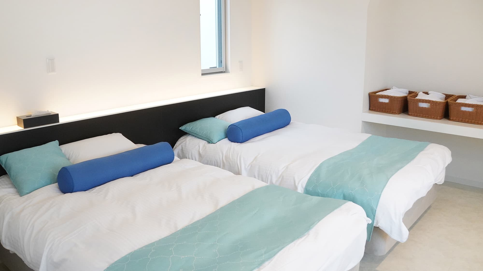 ・[2nd floor: Bedroom 1] Three semi-double beds are available, allowing you to relax in a spacious space.