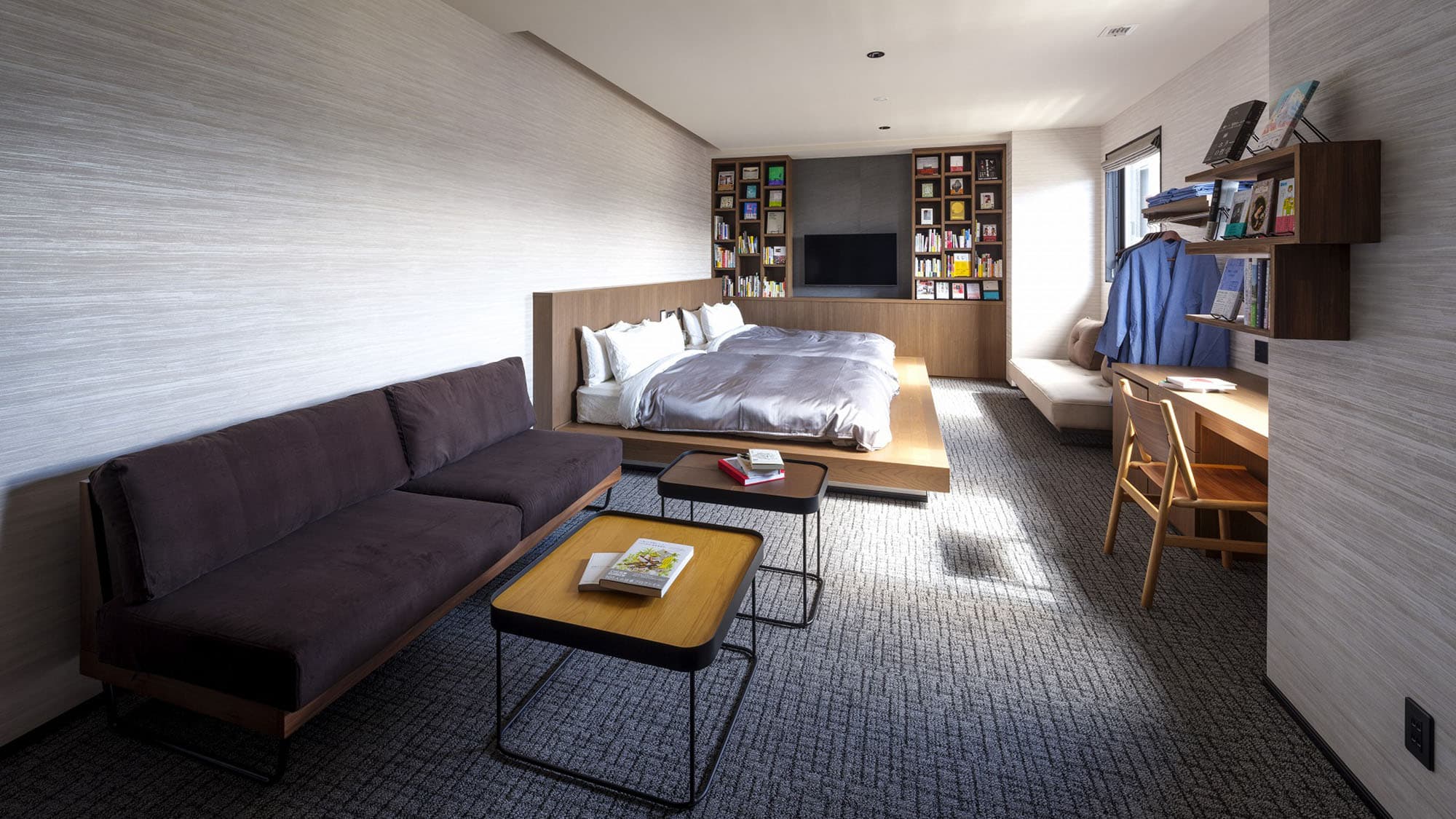 ・[Ma/Executive Twin] During the day, you can enjoy natural light while reading on the sofa or counter at the back.