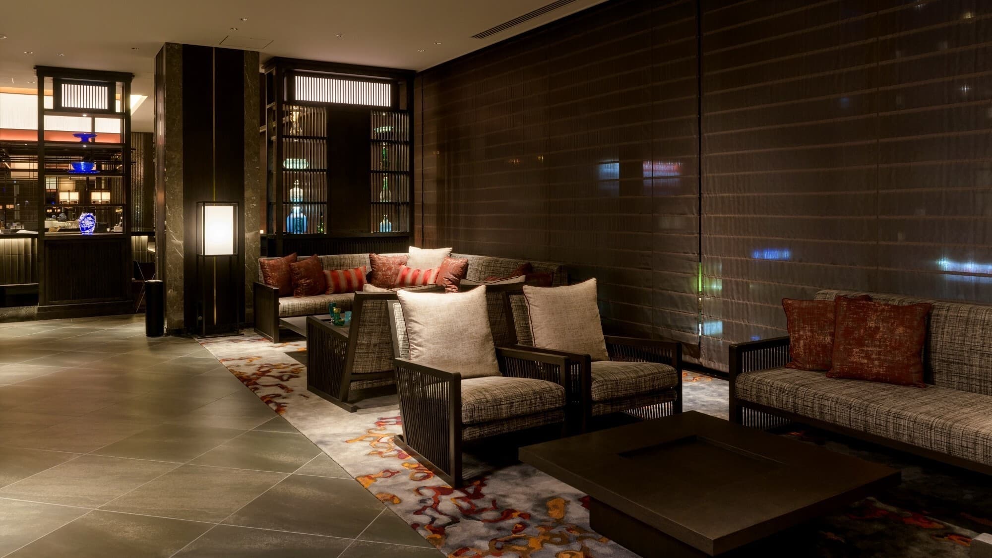 [Hotel Facilities] Lobby: The warm lanterns and Aomori blue light create a different atmosphere than during the day.