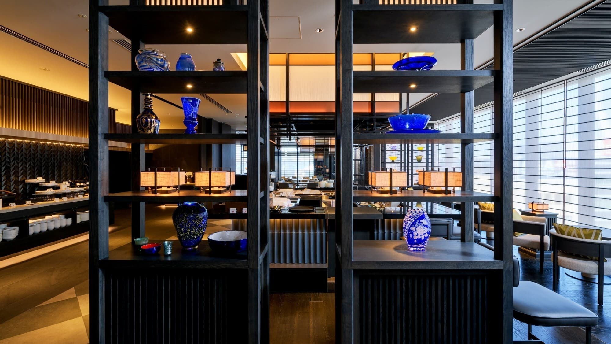 [Dining] The blue glass products that decorate the bar are collected from all over the world, including works by Kaoru Okawa of Tsugaru Bidoro.