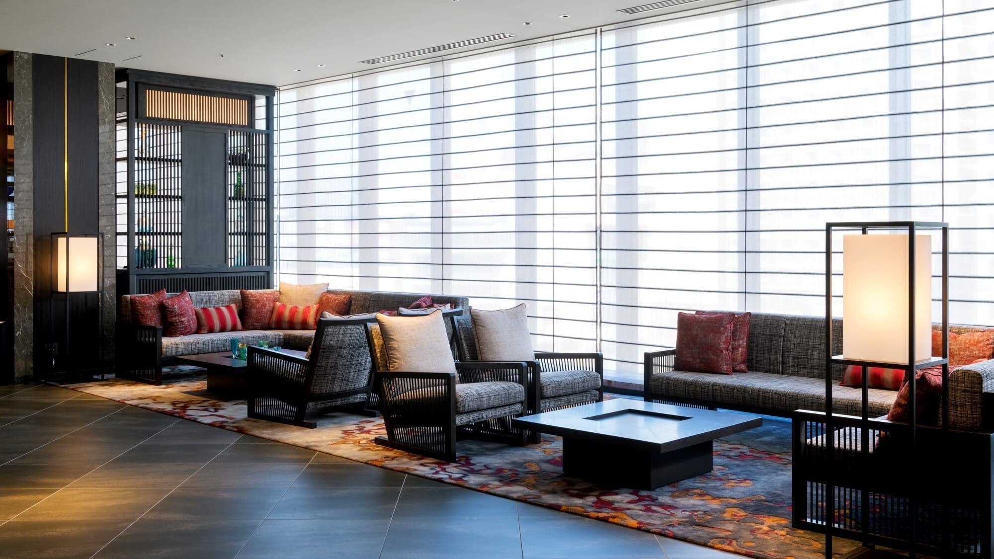 [Hotel Facilities] The lobby is furnished with Tsugaru lacquerware. You will be greeted by Tsugaru lacquerware art by Fumio Yamauchi on the table.